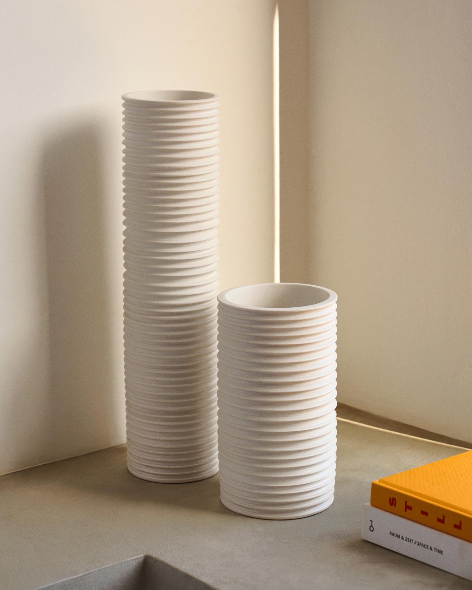 Stilvolle Sibone Keramikvase in Weiss, 11 cm hoch. Handgefertigt mit einzigartigen Texturen und glänzender Oberfläche für jeden Raum.