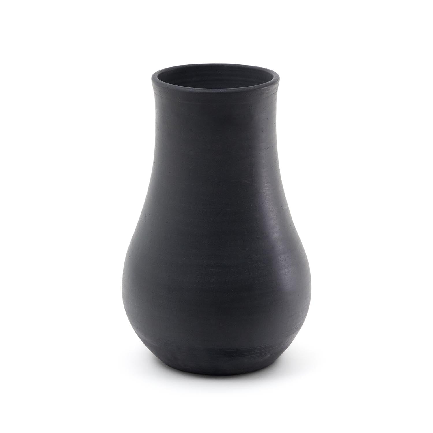 Silaia Vase aus Terrakotta mit schwarzem Finish 34 cm in Schwarz präsentiert im Onlineshop von KAQTU Design AG. Vase ist von Kave Home