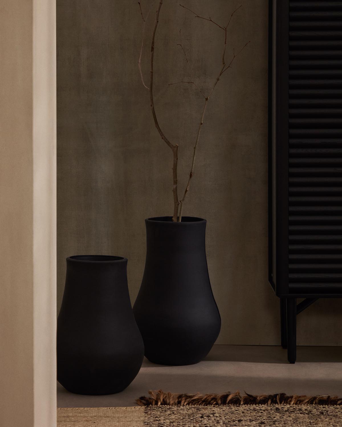 Silaia Vase aus Terrakotta mit schwarzem Finish 34 cm in Schwarz präsentiert im Onlineshop von KAQTU Design AG. Vase ist von Kave Home