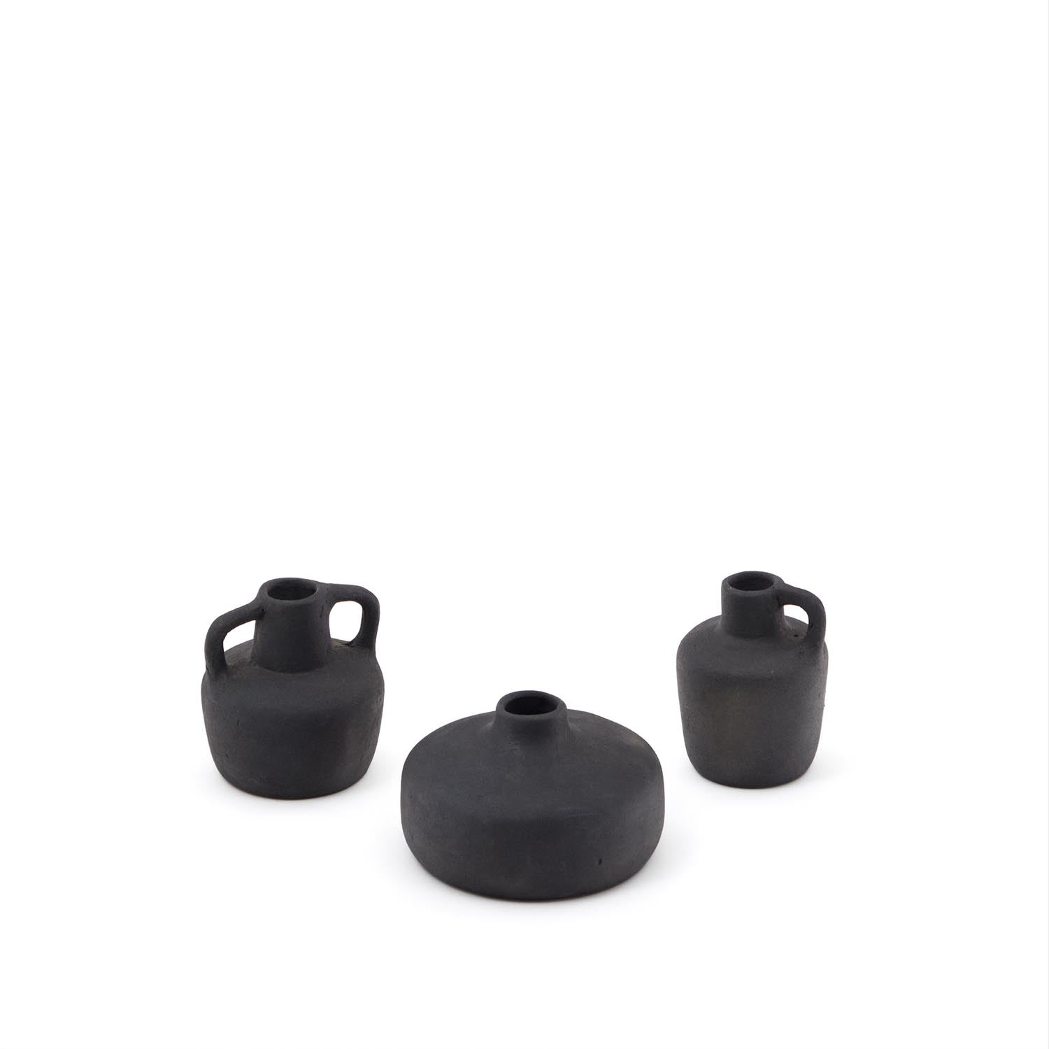 Sofra 3er Set Vasen aus Terrakotta mit schwarzem Finish 6 cm / 7 cm / 10 cm in Schwarz präsentiert im Onlineshop von KAQTU Design AG. Vase ist von Kave Home