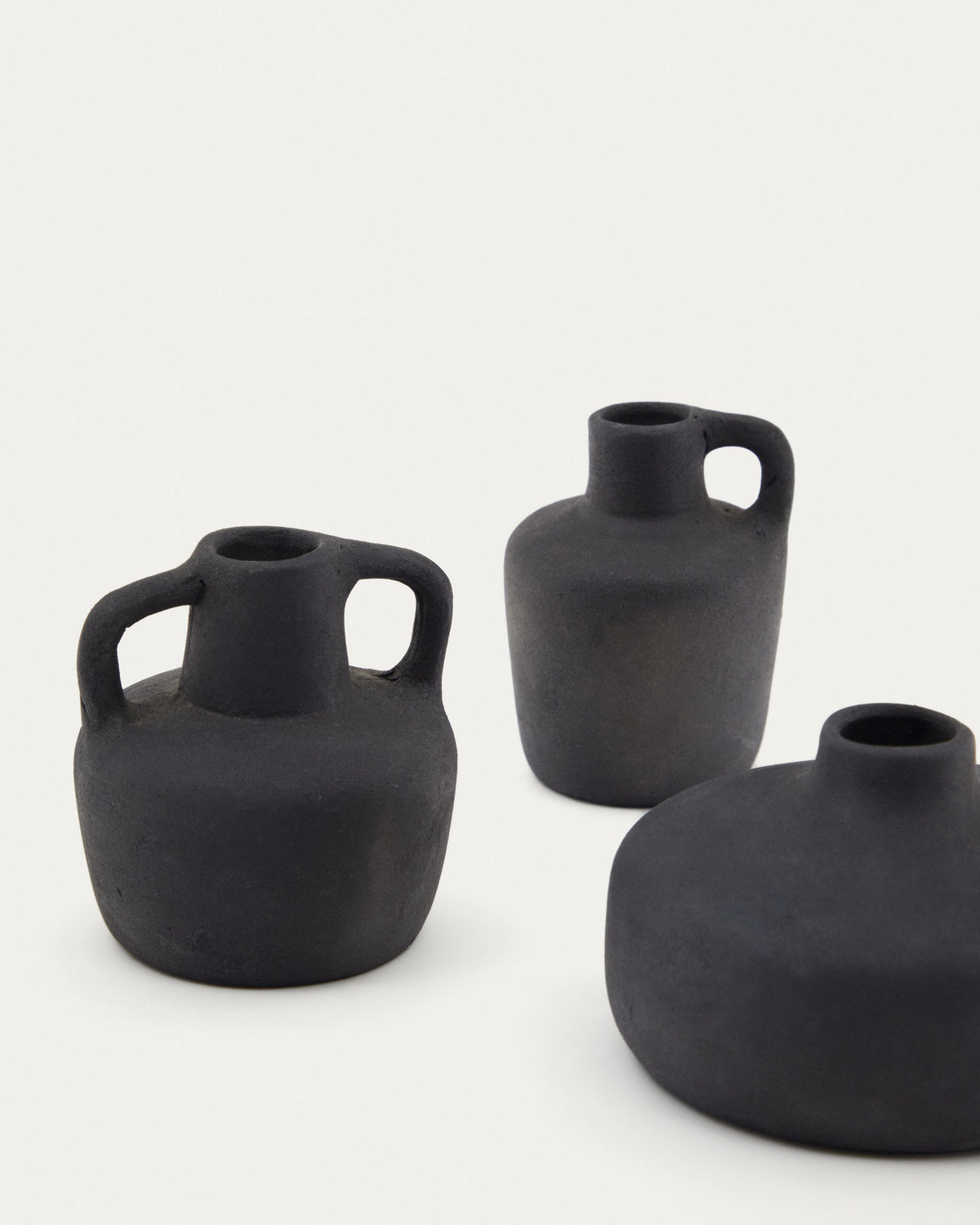 Sofra 3er Set Vasen aus Terrakotta mit schwarzem Finish 6 cm / 7 cm / 10 cm in Schwarz präsentiert im Onlineshop von KAQTU Design AG. Vase ist von Kave Home