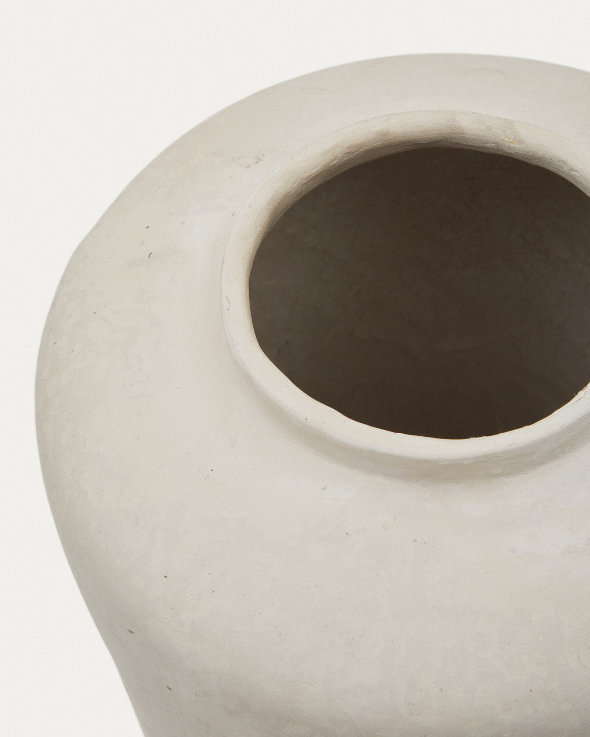 Serina Vase aus Pappmaché weiss 34 cm in Weiss präsentiert im Onlineshop von KAQTU Design AG. Vase ist von Kave Home