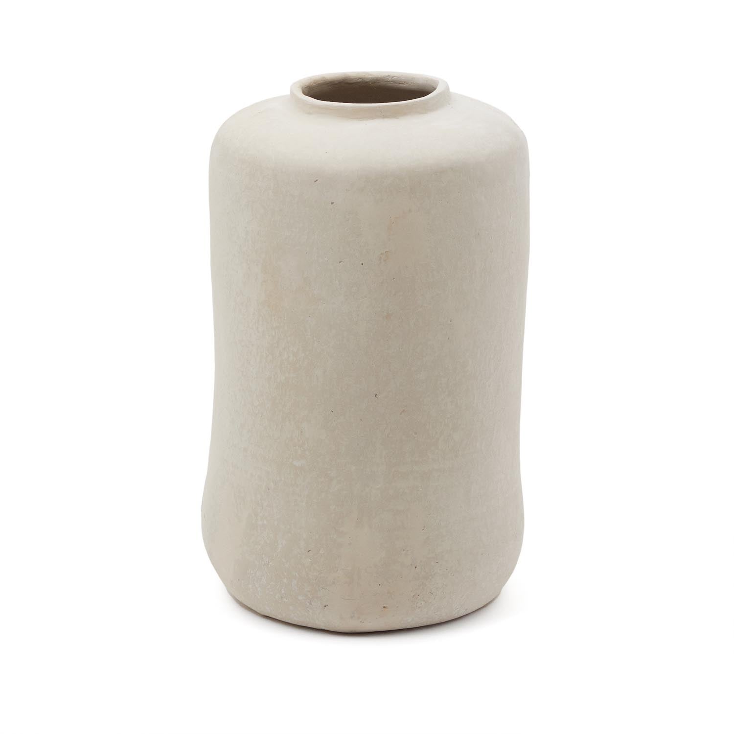 Die Serina Vase aus weissem Pappmaché, 34 cm hoch, vereint Nachhaltigkeit und zeitloses Design für jeden Raum.