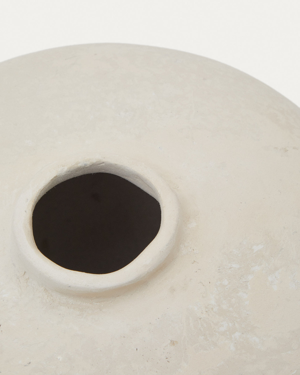 Serina Vase aus Pappmaché weiss 36,5 cm in Weiss präsentiert im Onlineshop von KAQTU Design AG. Vase ist von Kave Home