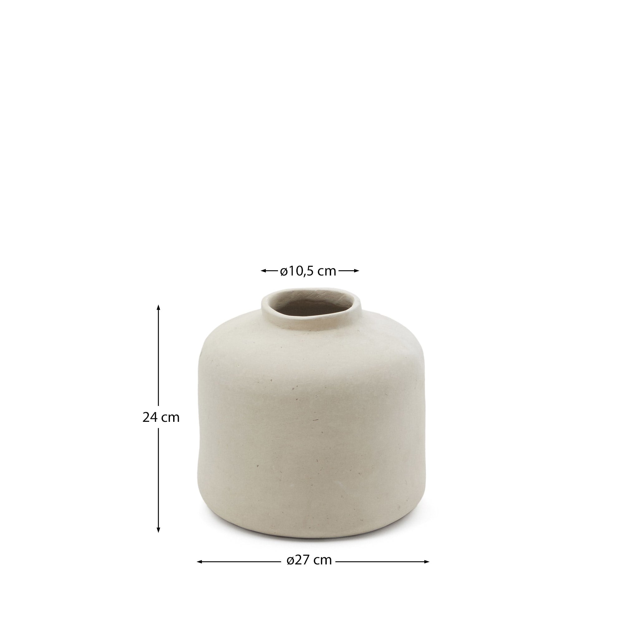 Die 27 cm hohe Serina Vase aus weißem Pappmaché kombiniert stilvolles Design mit umweltfreundlicher Herstellung und setzt elegante Akzente in jedem Zuhause.