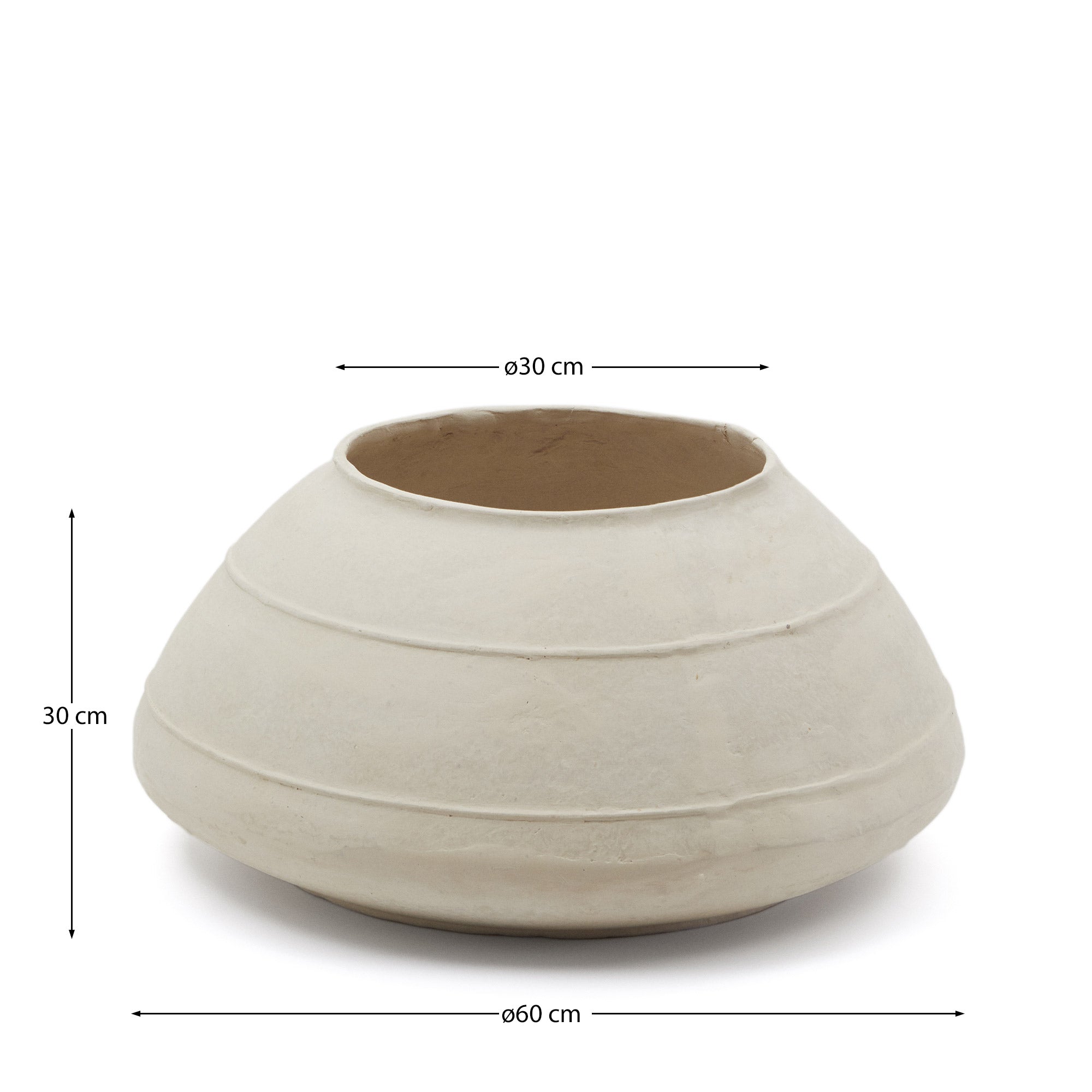 Die Sylan Vase aus weißem Pappmaché, 60 cm hoch, vereint nachhaltiges Design mit zeitloser Eleganz und handgefertigter Einzigartigkeit.