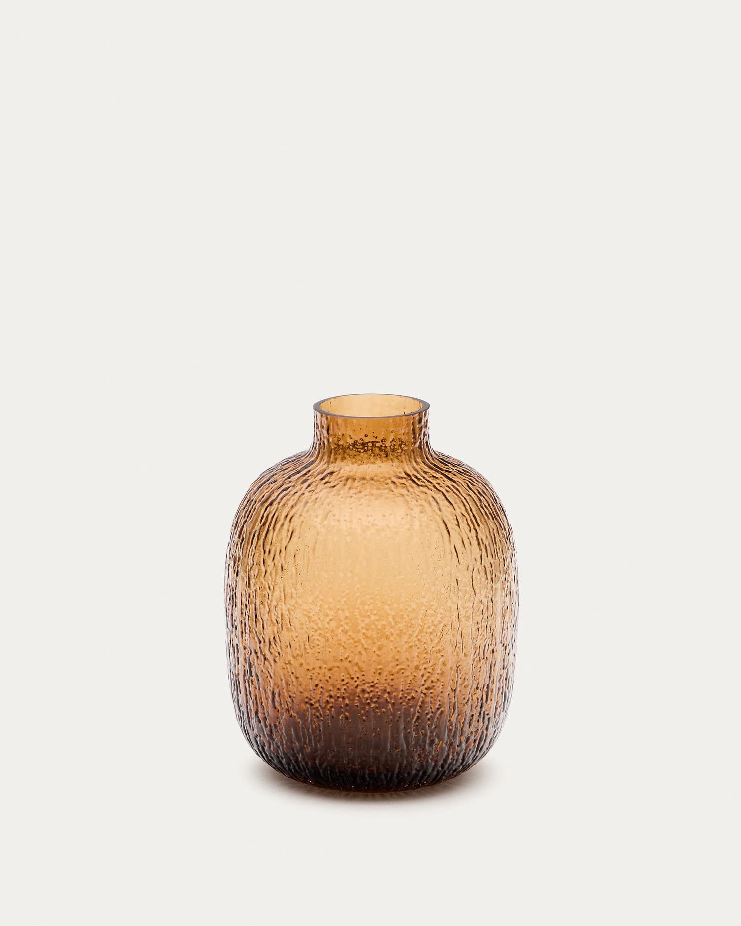 Die Vase Shali aus braunem Glas von Kave Home besticht durch ihr einzigartiges Design und ihre texturierte Oberfläche. Ideal für Blumen.