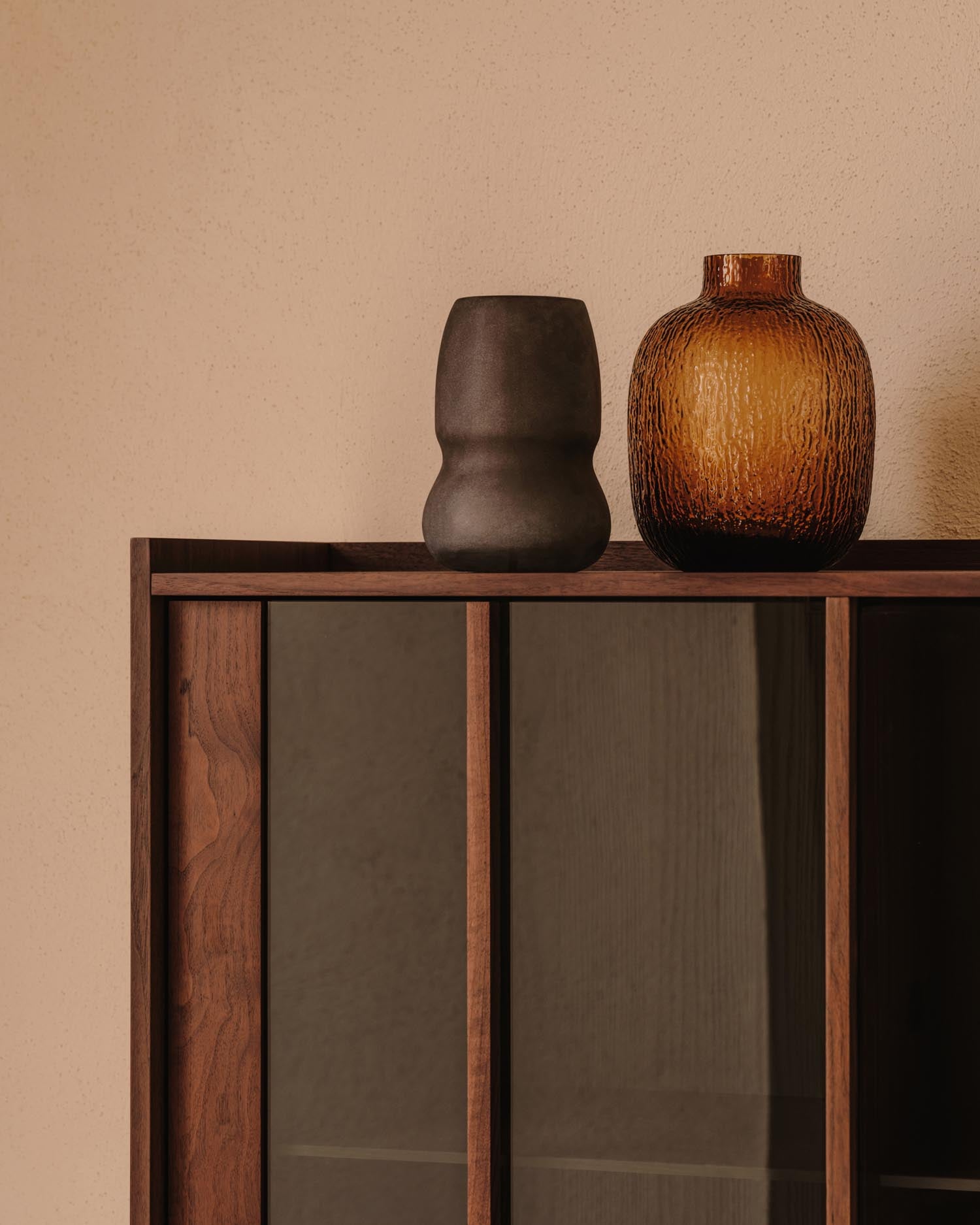 Die elegante Vase Shali von Kave Home aus braunem Glas verleiht jedem Raum Stil. Ihre besondere Textur und vielseitige Nutzung machen sie zum perfekten Deko-Highlight.