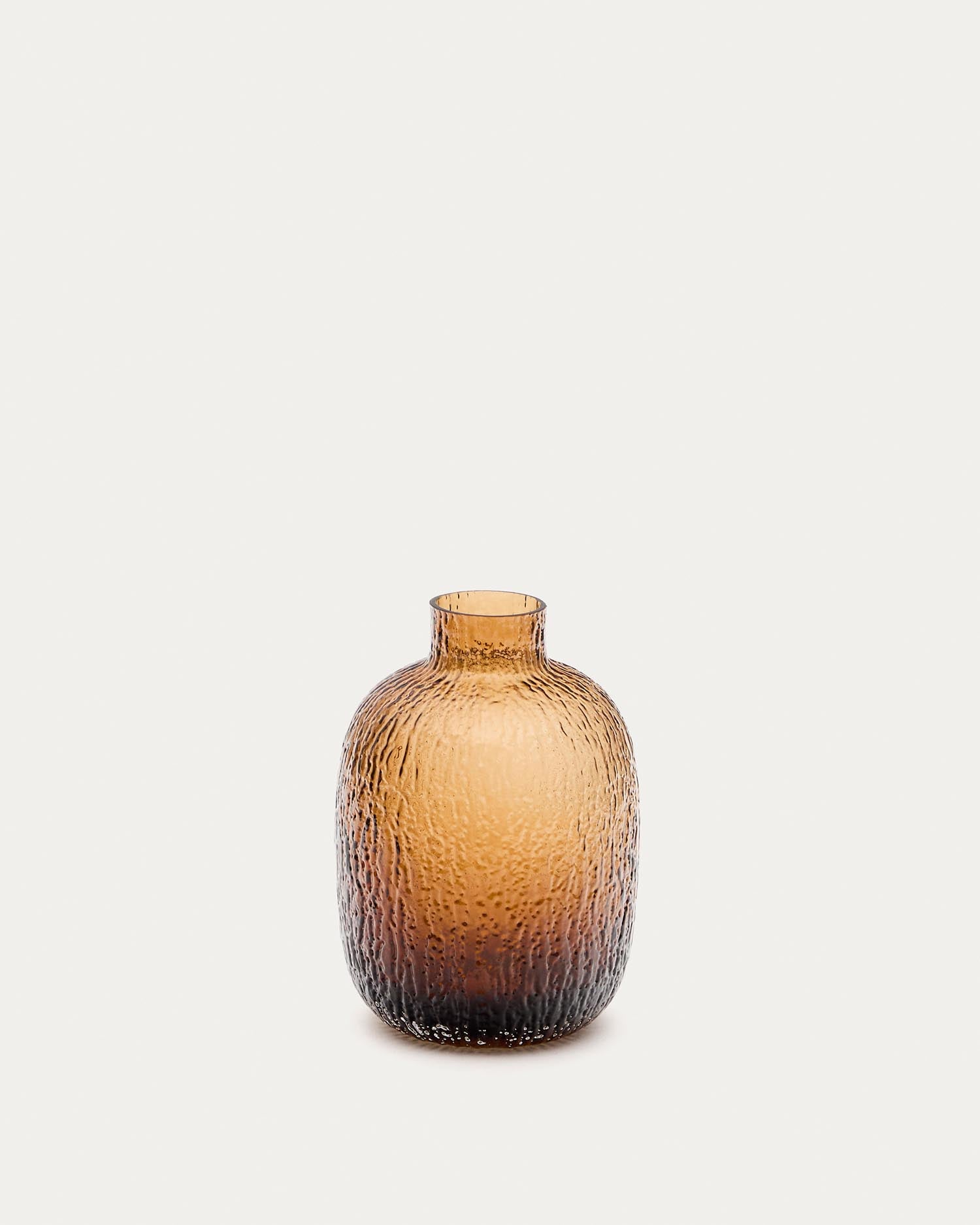 Die Vase Shali aus braunem Glas (20,5 cm) von Kave Home besticht durch ihr einzigartiges Design und ihre texturierte Oberfläche.