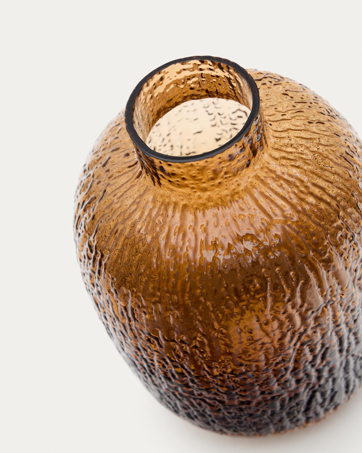 Die elegante Vase Shali von Kave Home aus braunem Glas (20,5 cm) verleiht jedem Raum mit ihrer einzigartigen Textur und warmen Ausstrahlung einen stilvollen Akzent.