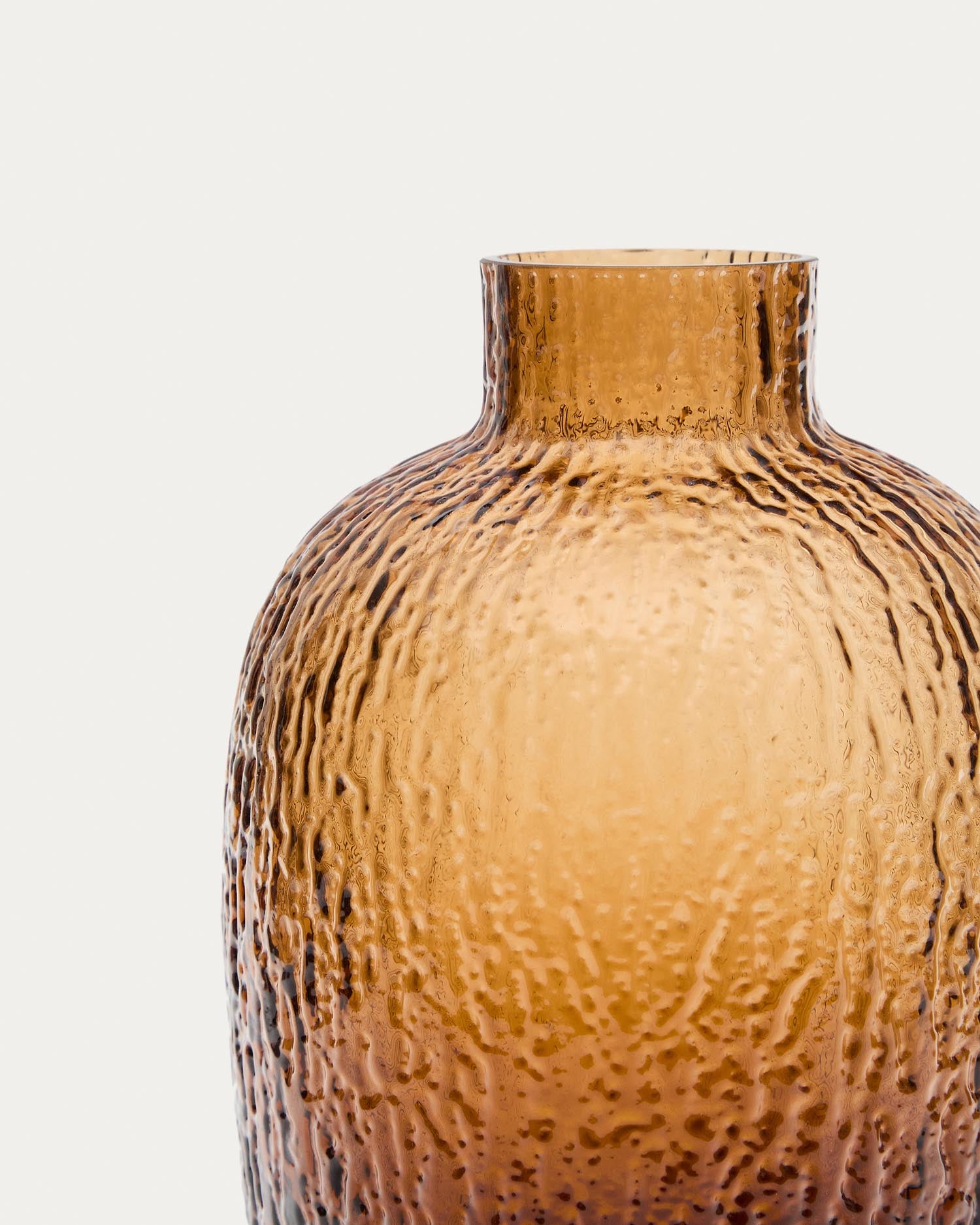 Die Vase Shali von Kave Home aus braunem Glas (20,5 cm) begeistert mit ihrer besonderen Textur und schafft eine einladende Atmosphäre in jedem Zuhause.