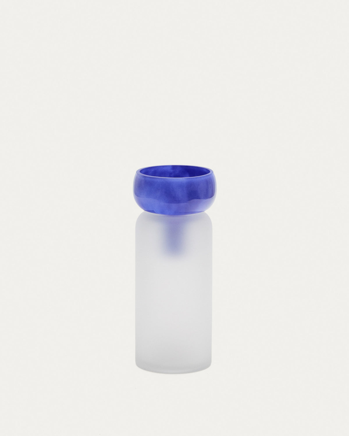 Vase Kelse aus blauem Klarglas 30,5 cm in Blau präsentiert im Onlineshop von KAQTU Design AG. Vase ist von Kave Home