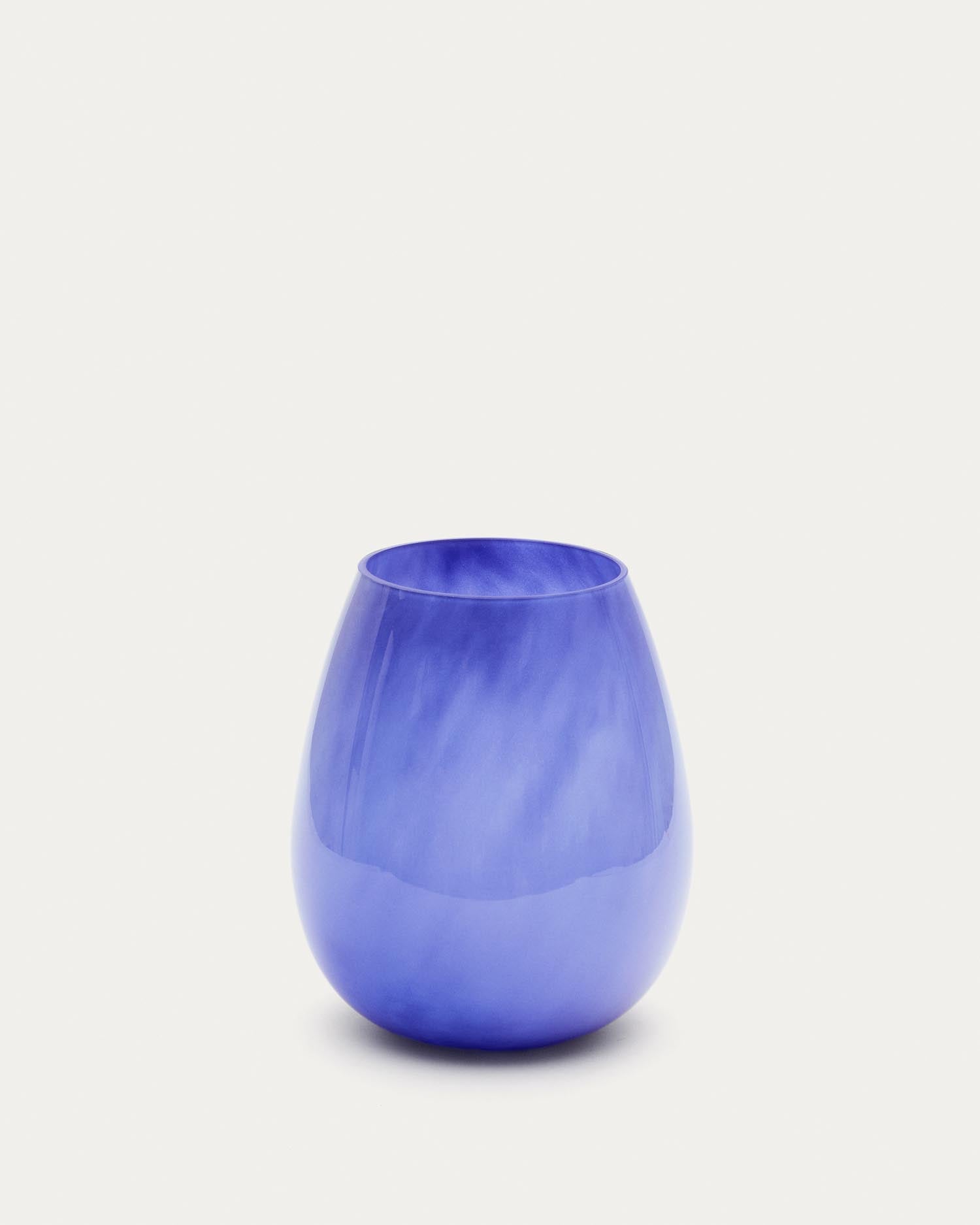 Elegante Vase Kelse aus blauem Glas, 26 cm, von Kave Home: zeitlose Ästhetik, ideal für Blumenarrangements, stilvoll und vielseitig.