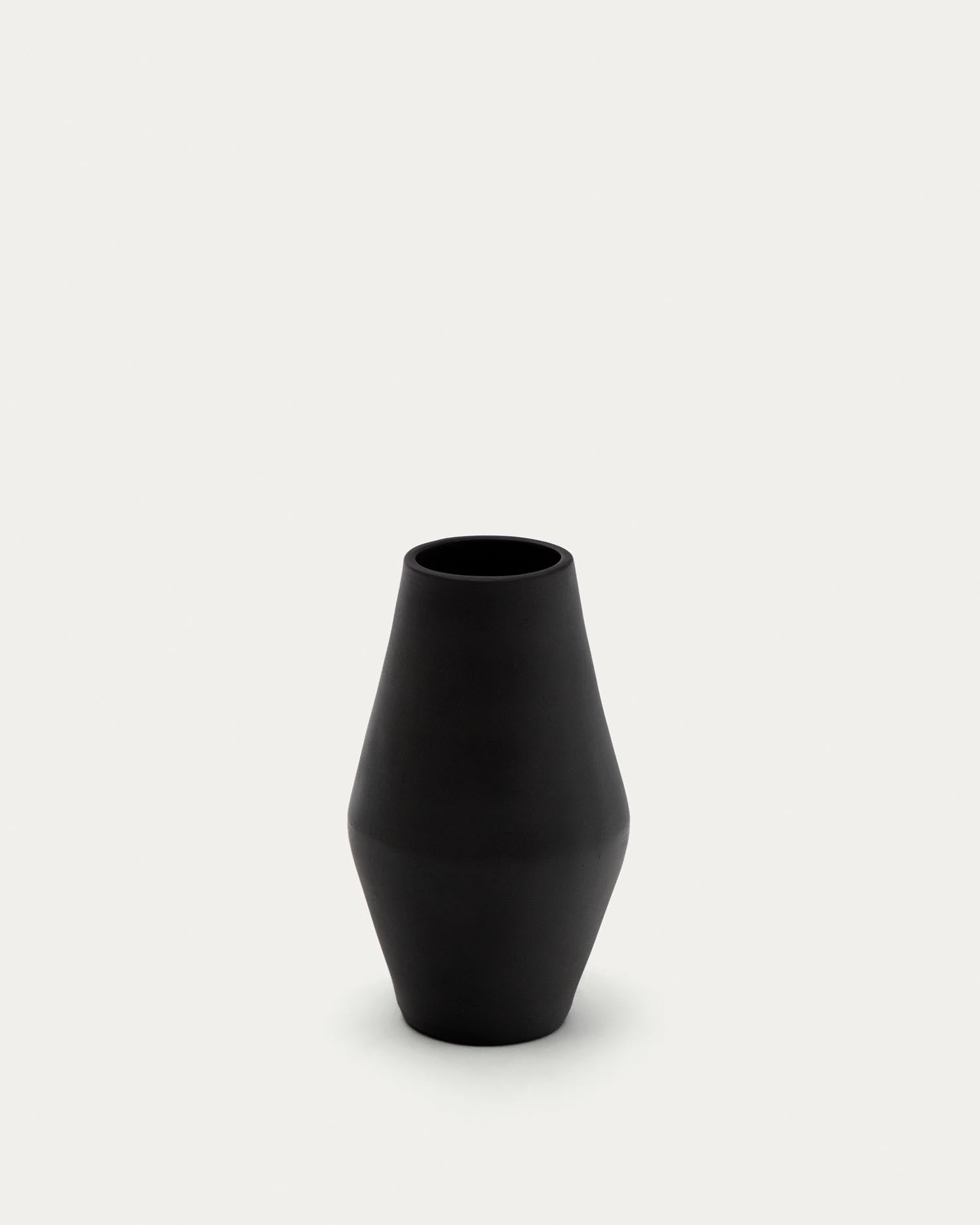 Die Posia Terrakotta-Vase von Kave Home: Nachhaltiges Design aus Pappmaché, 45 cm hoch, in erdiger Terrakotta-Optik. Stilvoll und umweltfreundlich.