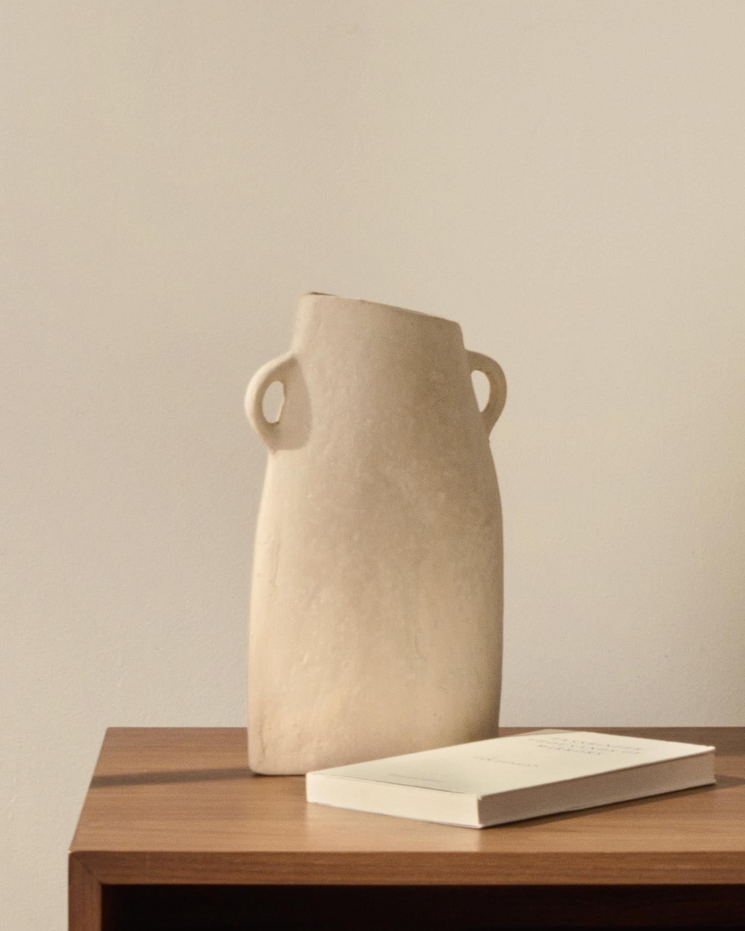 Vase Neti aus weissem Pappmaché 27 cm in Weiss präsentiert im Onlineshop von KAQTU Design AG. Vase ist von Kave Home