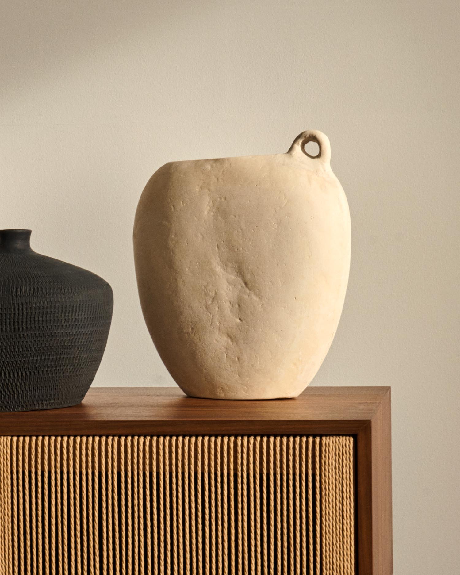 Vase Neti aus weissem Pappmaché 37 cm in Weiss präsentiert im Onlineshop von KAQTU Design AG. Vase ist von Kave Home