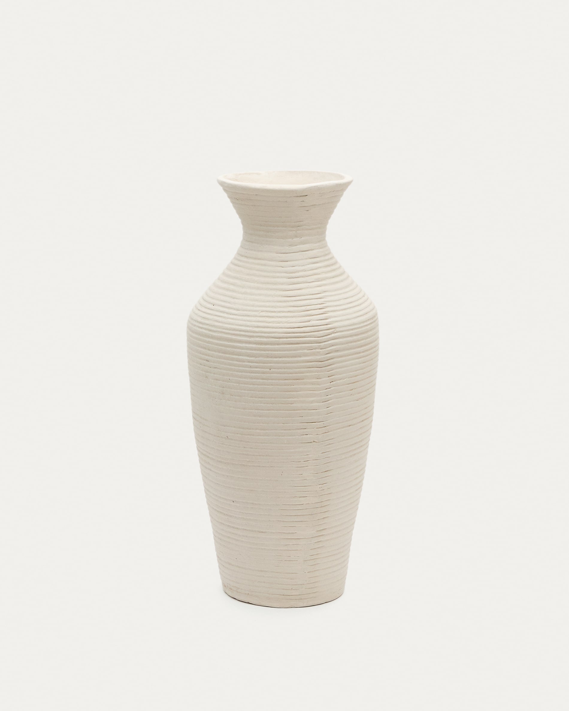 Elegante 72 cm hohe Vase Pria aus weißem Pappmaché, nachhaltig und stilvoll, ideal für Trockenblumen.