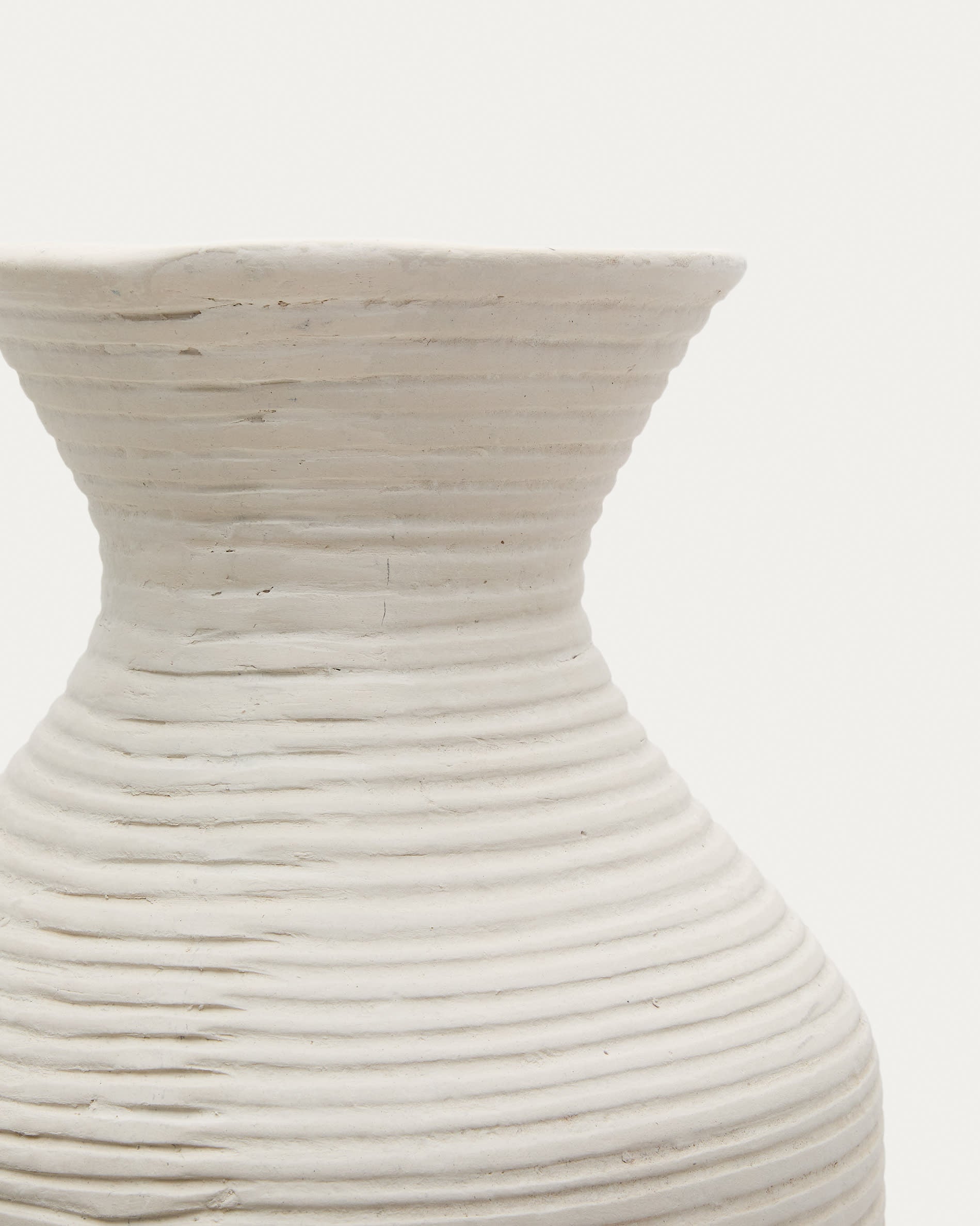 Die 72 cm hohe Vase Pria aus weissem Pappmaché von Kave Home vereint elegantes Design mit umweltfreundlicher Nachhaltigkeit.