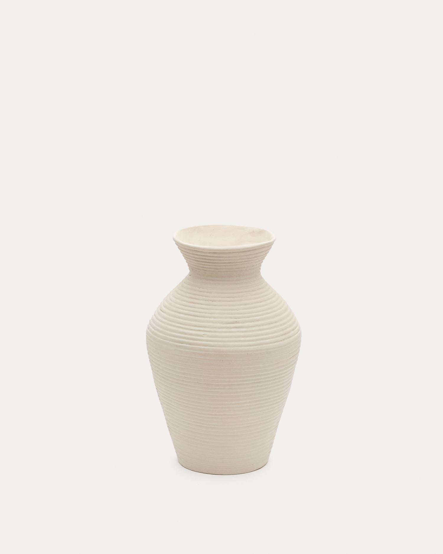 Elegante Vase Pria aus weißem Pappmaché, 51 cm, von Kave Home. Nachhaltig, vielseitig, ideal für Blumen und Zweige.