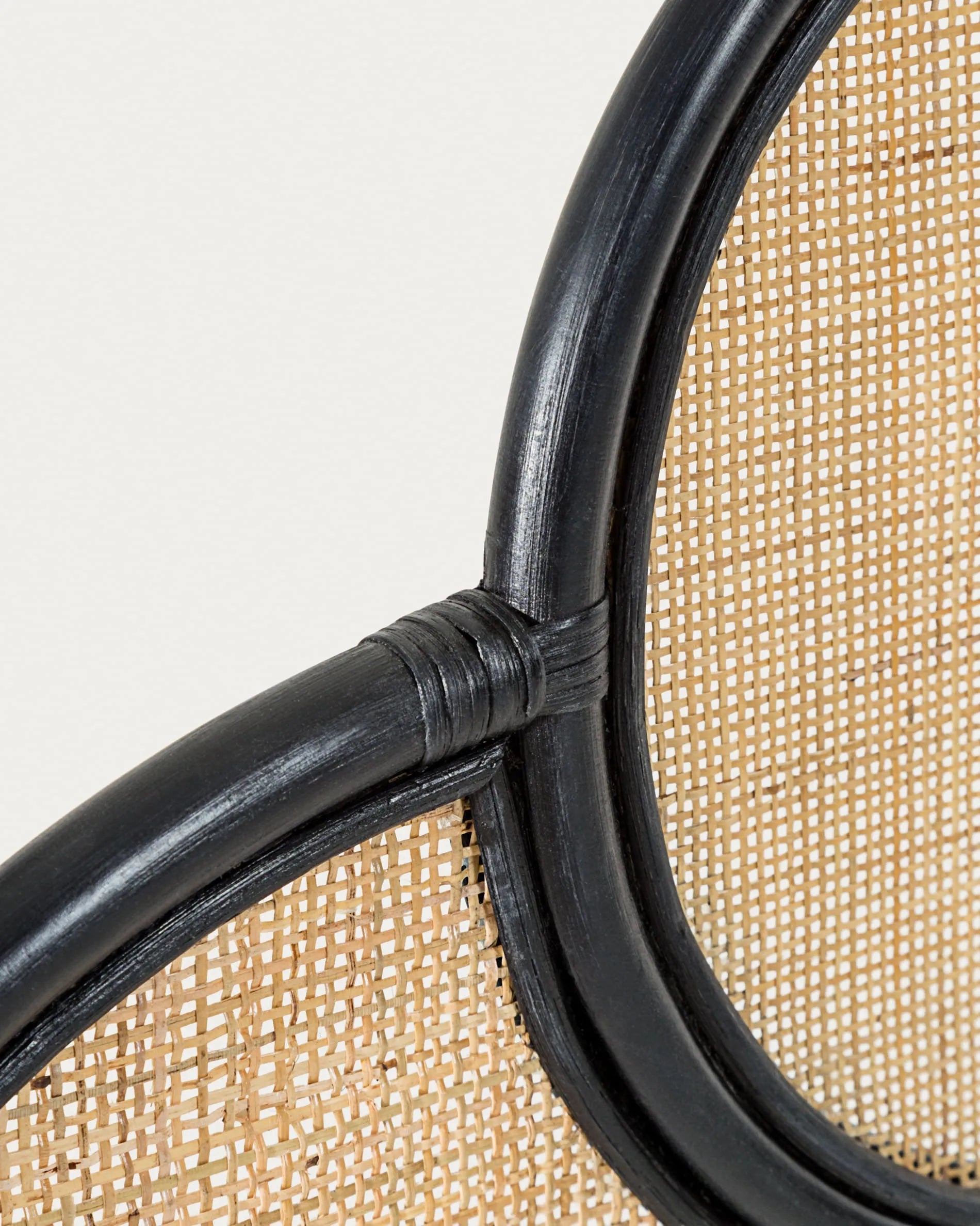 Elegantes Rattan-Kopfteil in Schwarz für 160 cm Betten, verbindet Handwerkskunst mit modernem Stil. Nachhaltig und stilvoll.