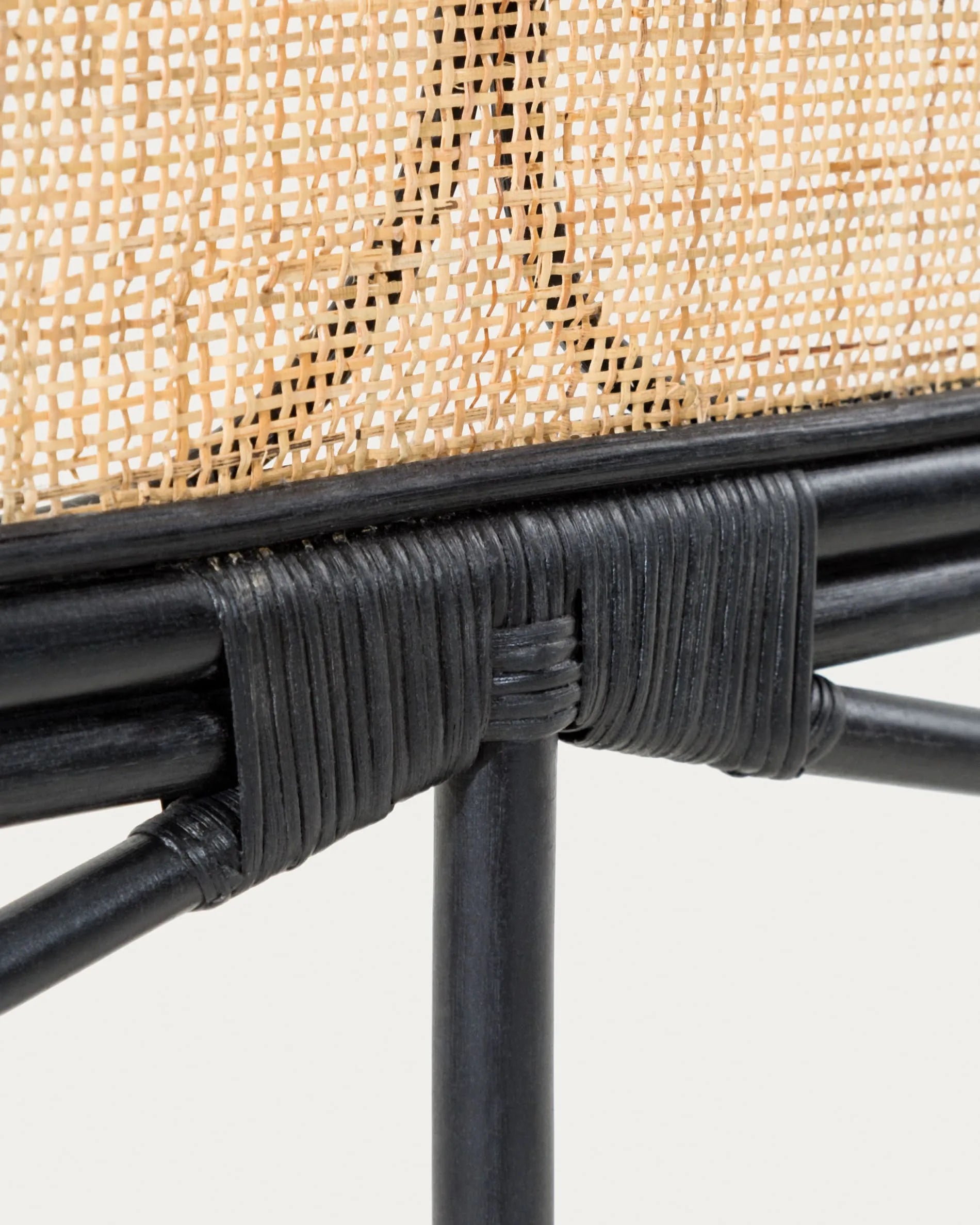 Elegantes Rattan-Kopfteil in Schwarz für 160 cm Betten, verbindet Handwerkskunst mit modernem Stil. Nachhaltig und stilvoll.