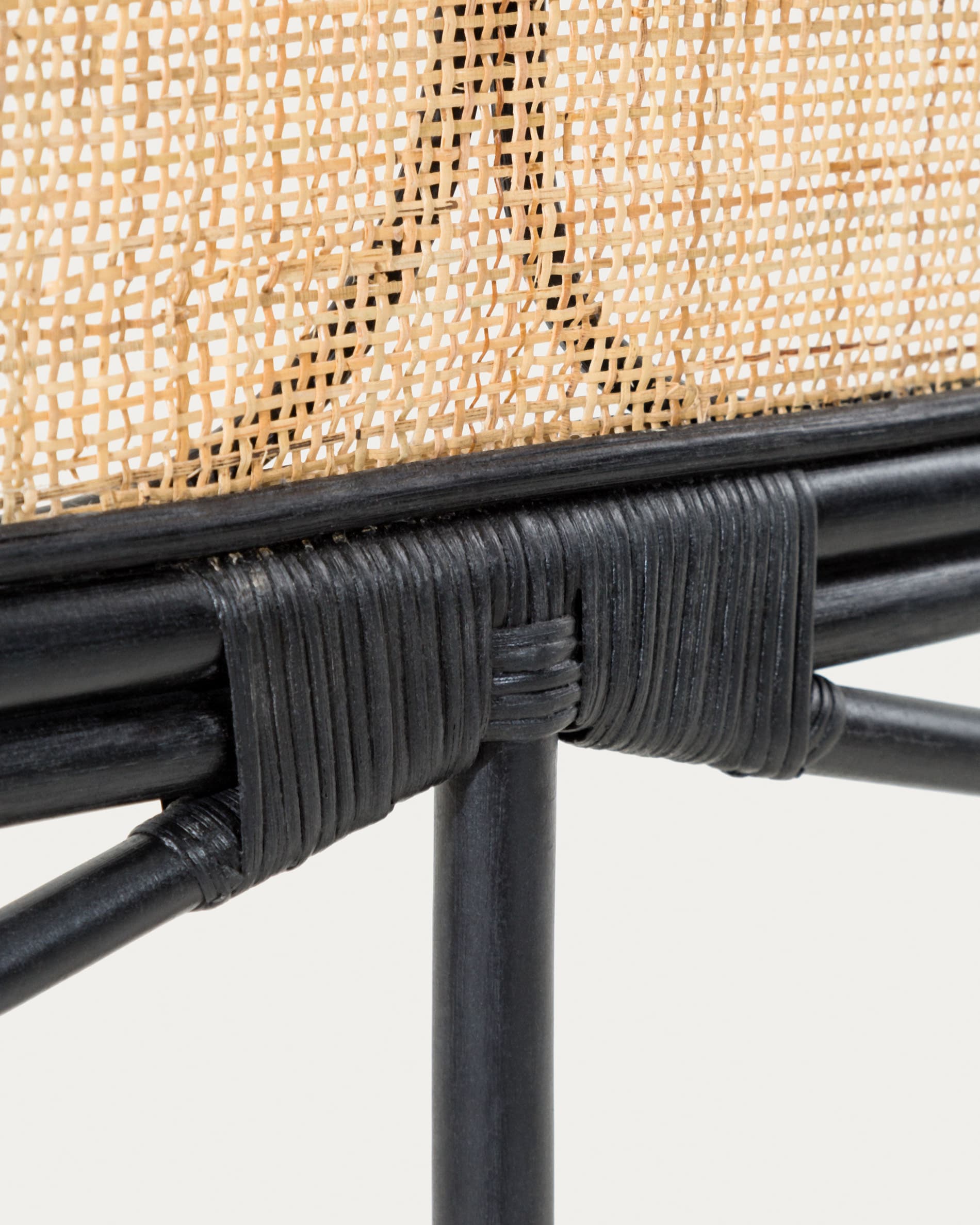 Elegantes Rattan-Kopfteil Lalita in Schwarz von Kave Home, passend für 160 cm Betten. Modernes Design, hochwertige Verarbeitung.