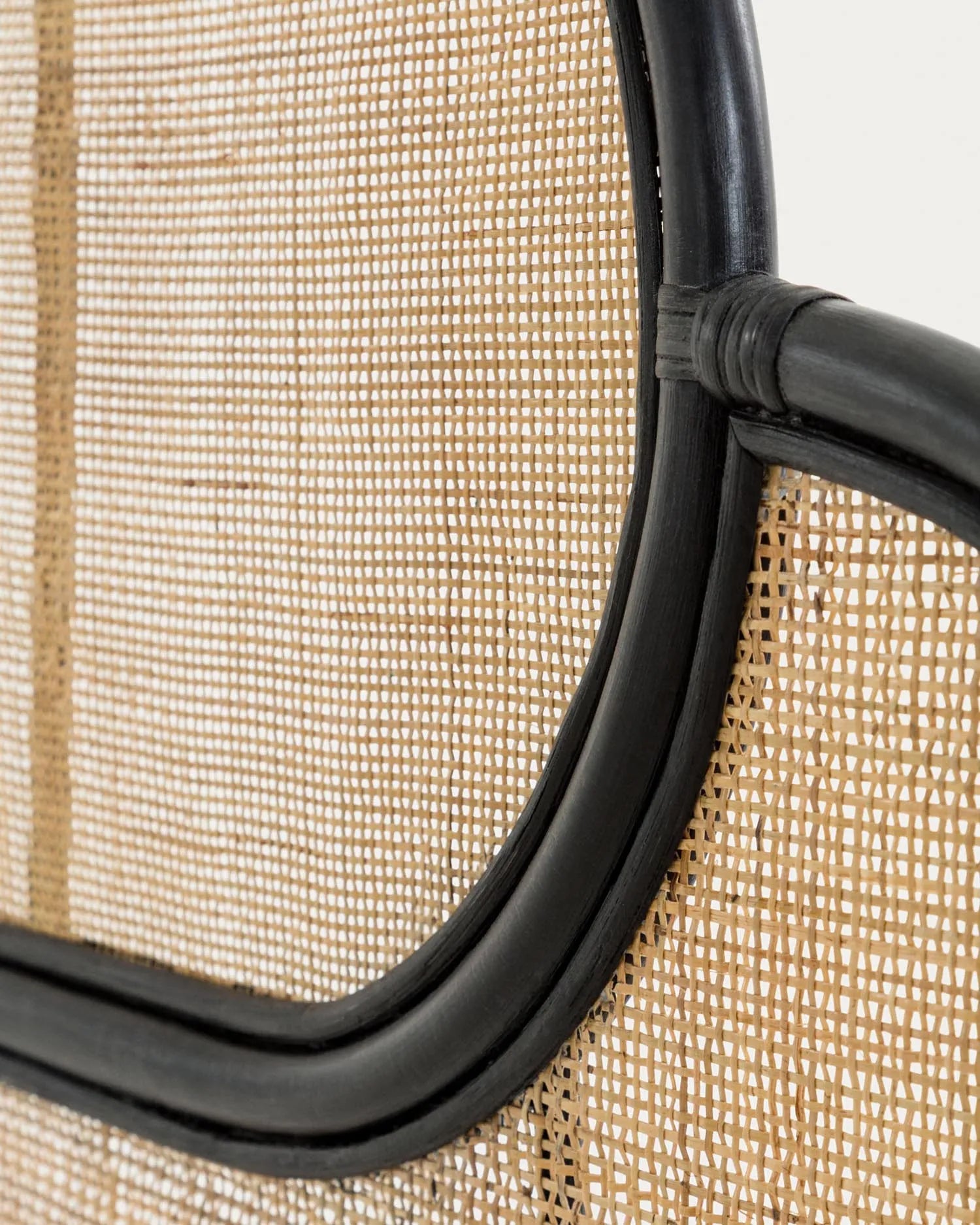 Elegantes Rattan-Kopfteil in Schwarz für 160 cm Betten, verbindet Handwerkskunst mit modernem Stil. Nachhaltig und stilvoll.