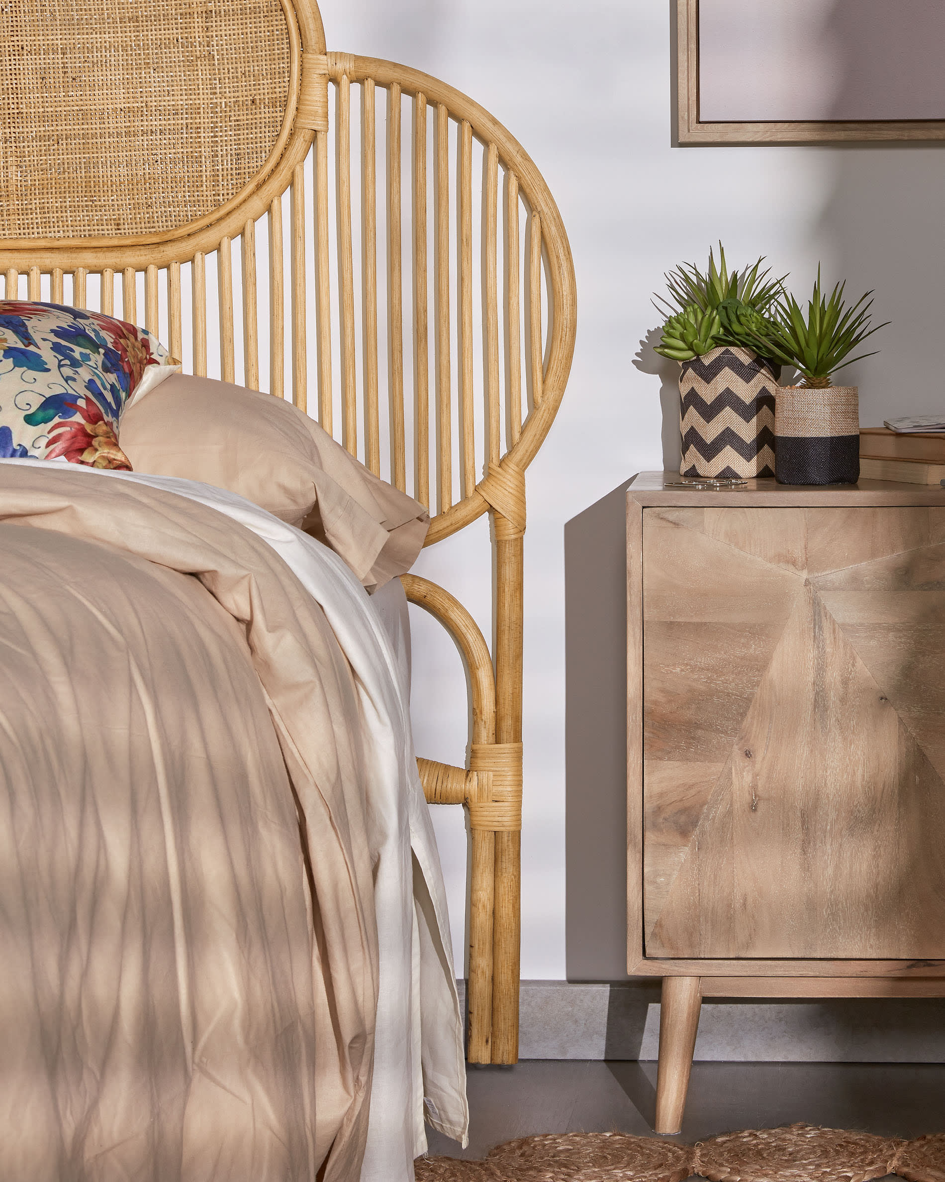 Elegantes Rattan-Bettkopfteil Lalita mit natürlichem Finish, passend für 160 cm Betten, von Kave Home.