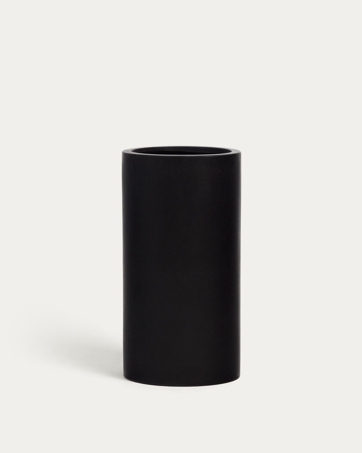 Aiguablava Blumentopf aus Zement in Schwarz Ø 42 cm in Schwarz präsentiert im Onlineshop von KAQTU Design AG. Pflanzentopf Outdoor ist von Kave Home