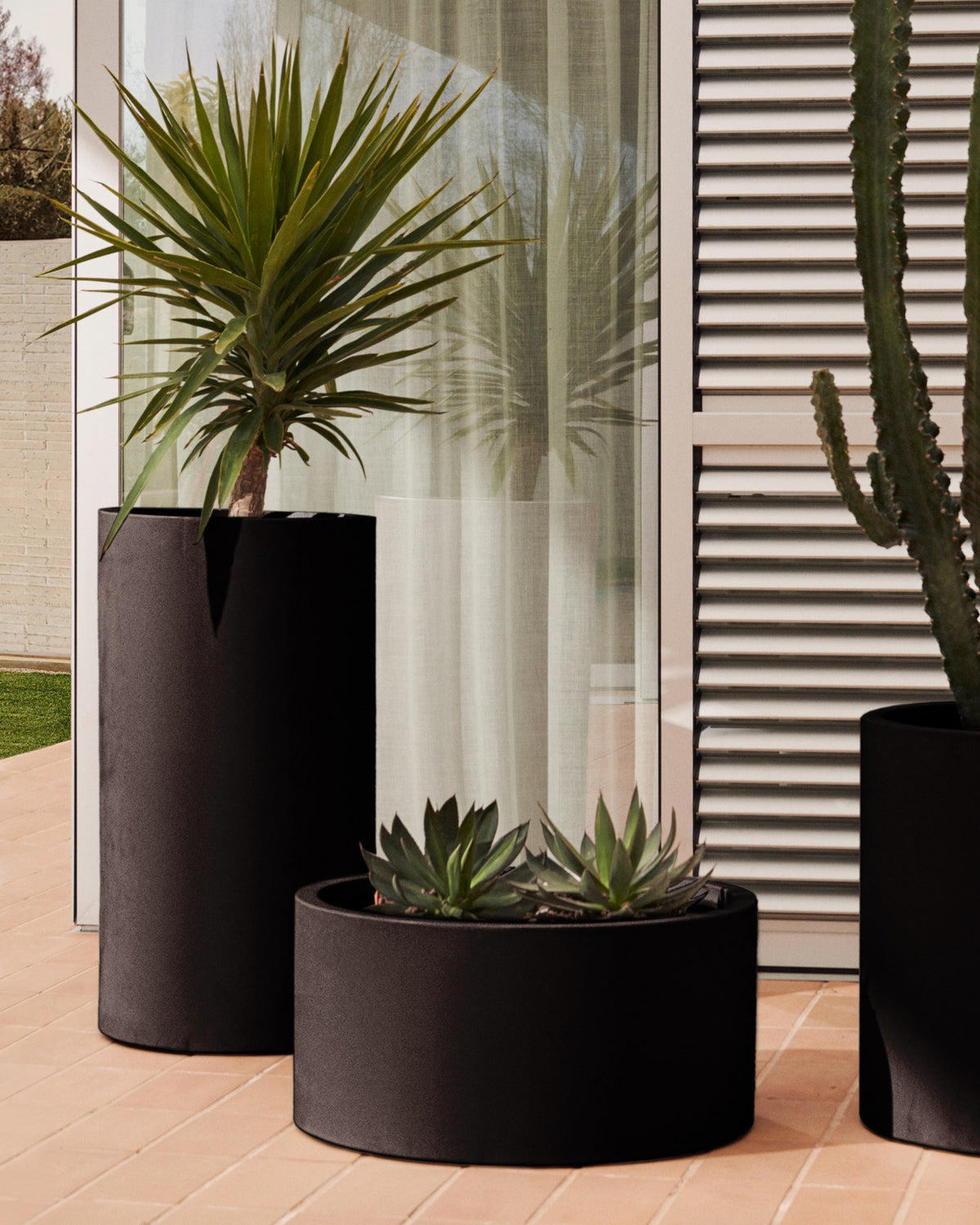 Aiguablava Blumentopf aus Zement in Schwarz Ø 42 cm in Schwarz präsentiert im Onlineshop von KAQTU Design AG. Pflanzentopf Outdoor ist von Kave Home