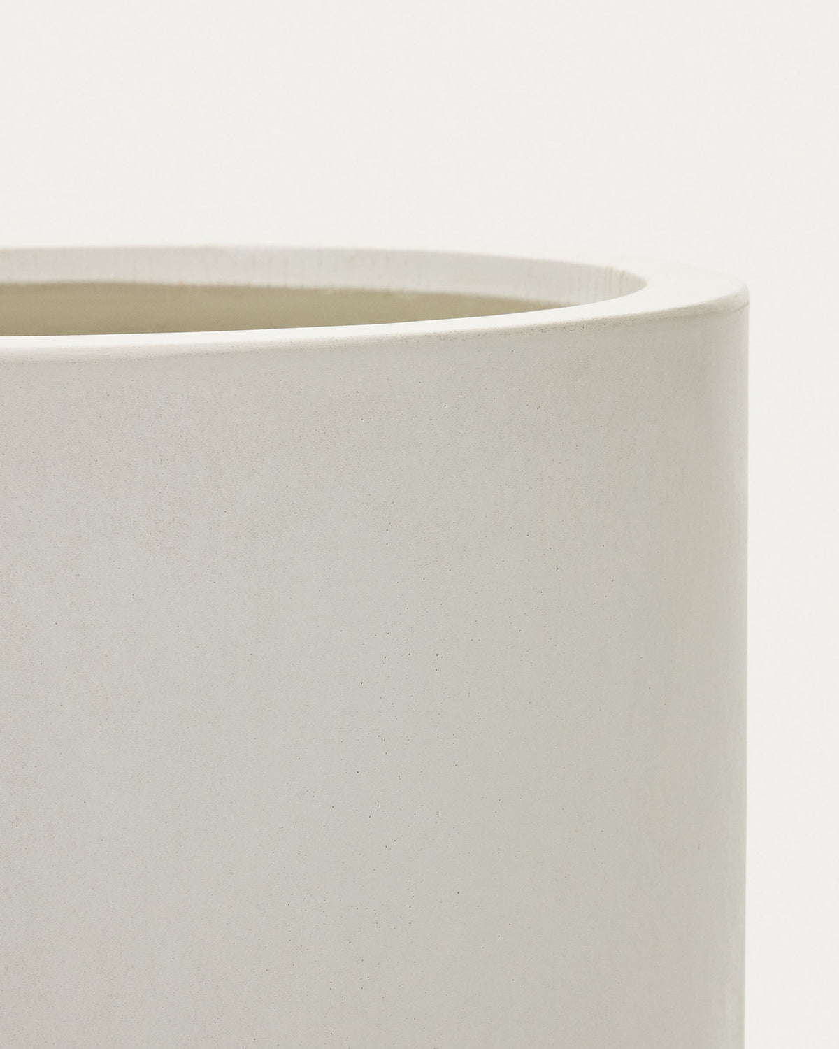 Aiguablava Blumentopf aus Zement in Weiss Ø 42 cm in Weiss präsentiert im Onlineshop von KAQTU Design AG. Pflanzentopf Outdoor ist von Kave Home