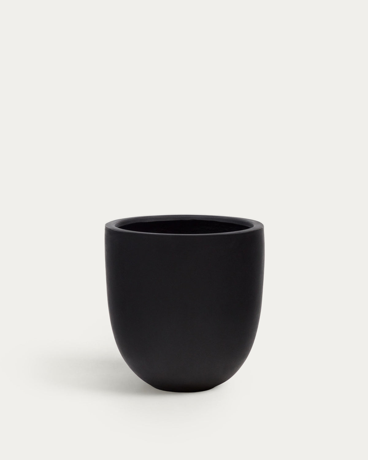 Aiguablava Blumenübertopf aus Zement in Schwarz Ø 56 cm in Schwarz präsentiert im Onlineshop von KAQTU Design AG. Pflanzentopf Outdoor ist von Kave Home