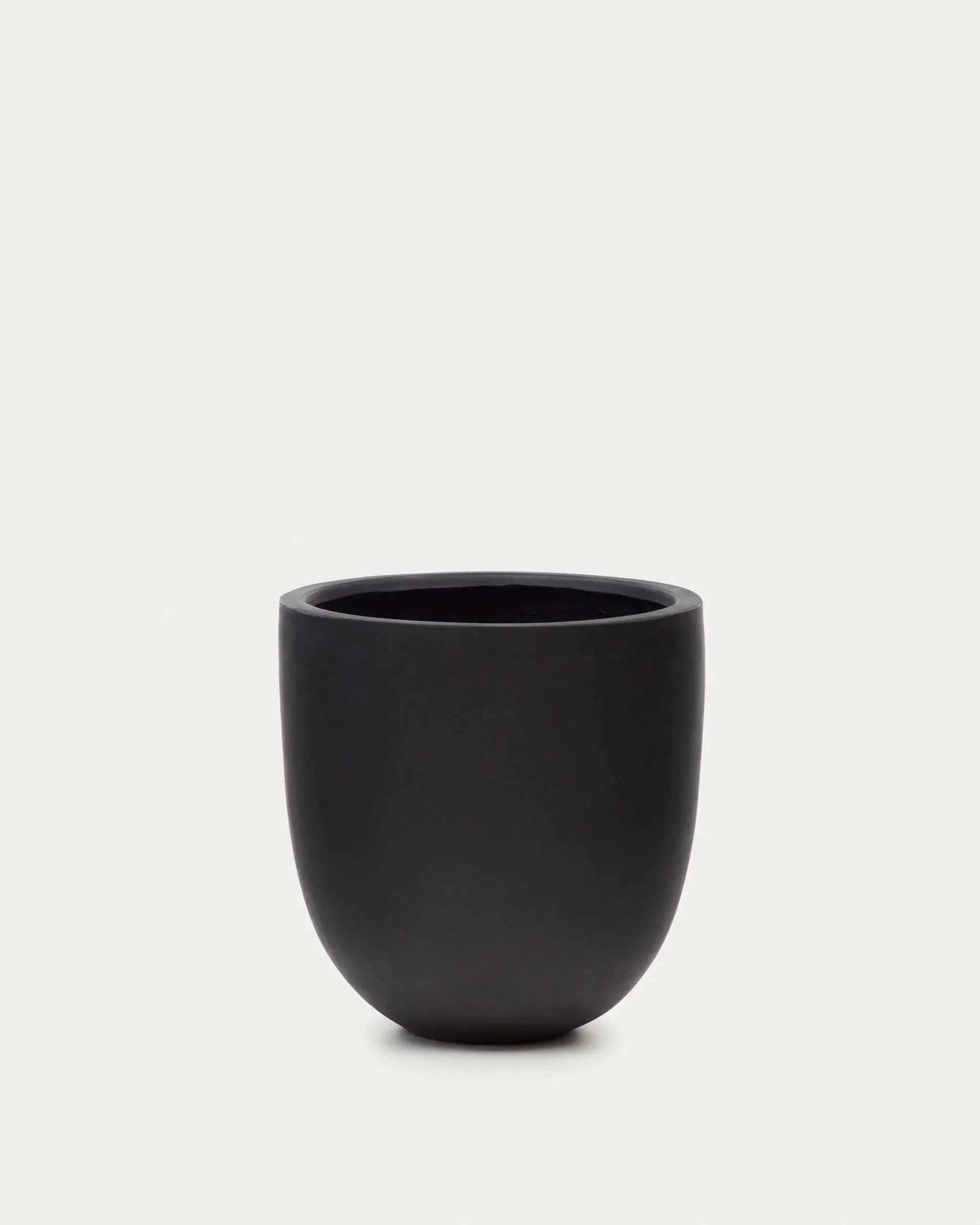 Eleganter schwarzer Zement-Blumenübertopf Ø 56 cm von Kave Home, ideal für stilvolle Pflanzendekorationen.