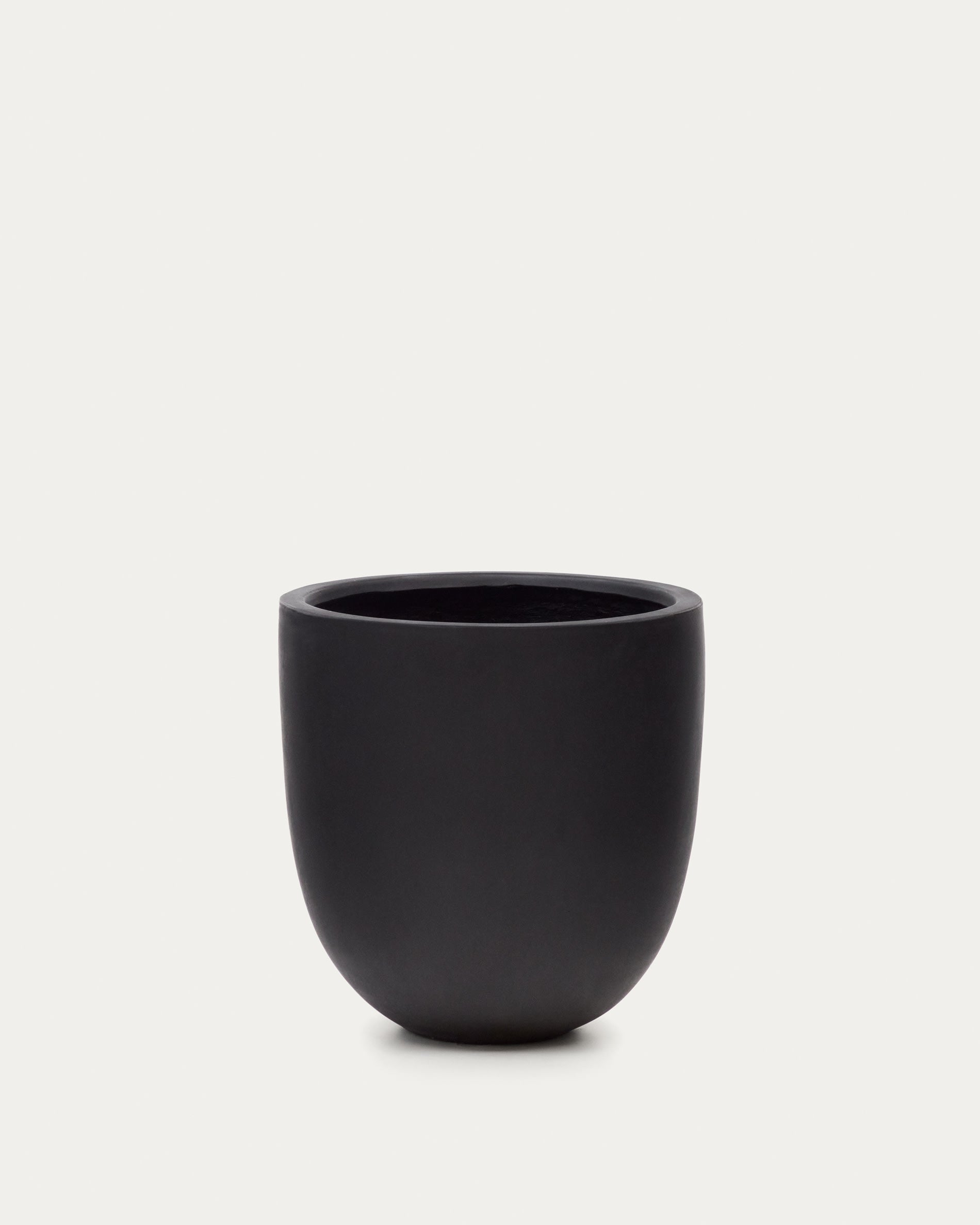 Moderner schwarzer Zement-Blumentopf Ø 56 cm von Kave Home, perfekt für elegante und zeitgemäße Pflanzengestaltungen.