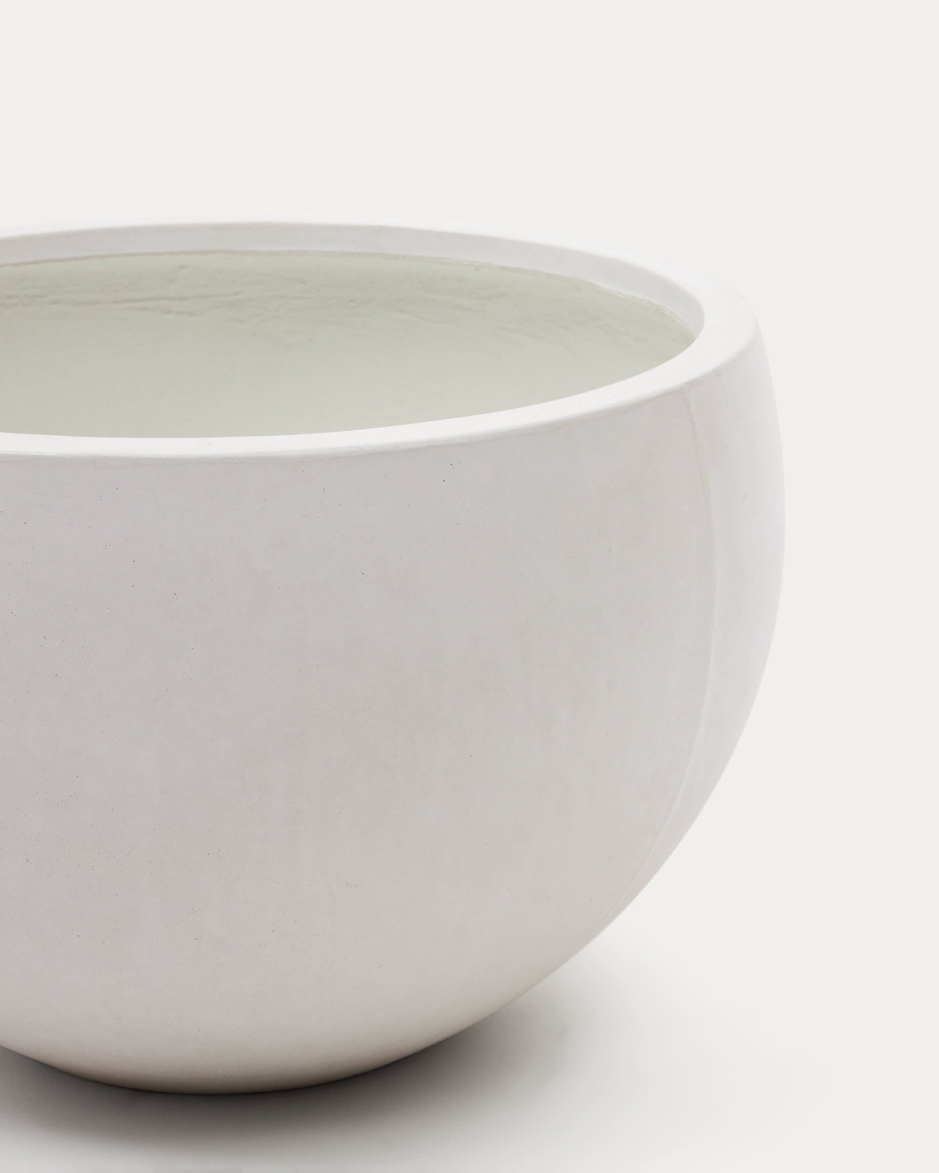 Eleganter Blumentopf in Grau aus weißem Beton, Ø 56 cm, von Kave Home. Perfekt für moderne und stilvolle Pflanzendekorationen.
