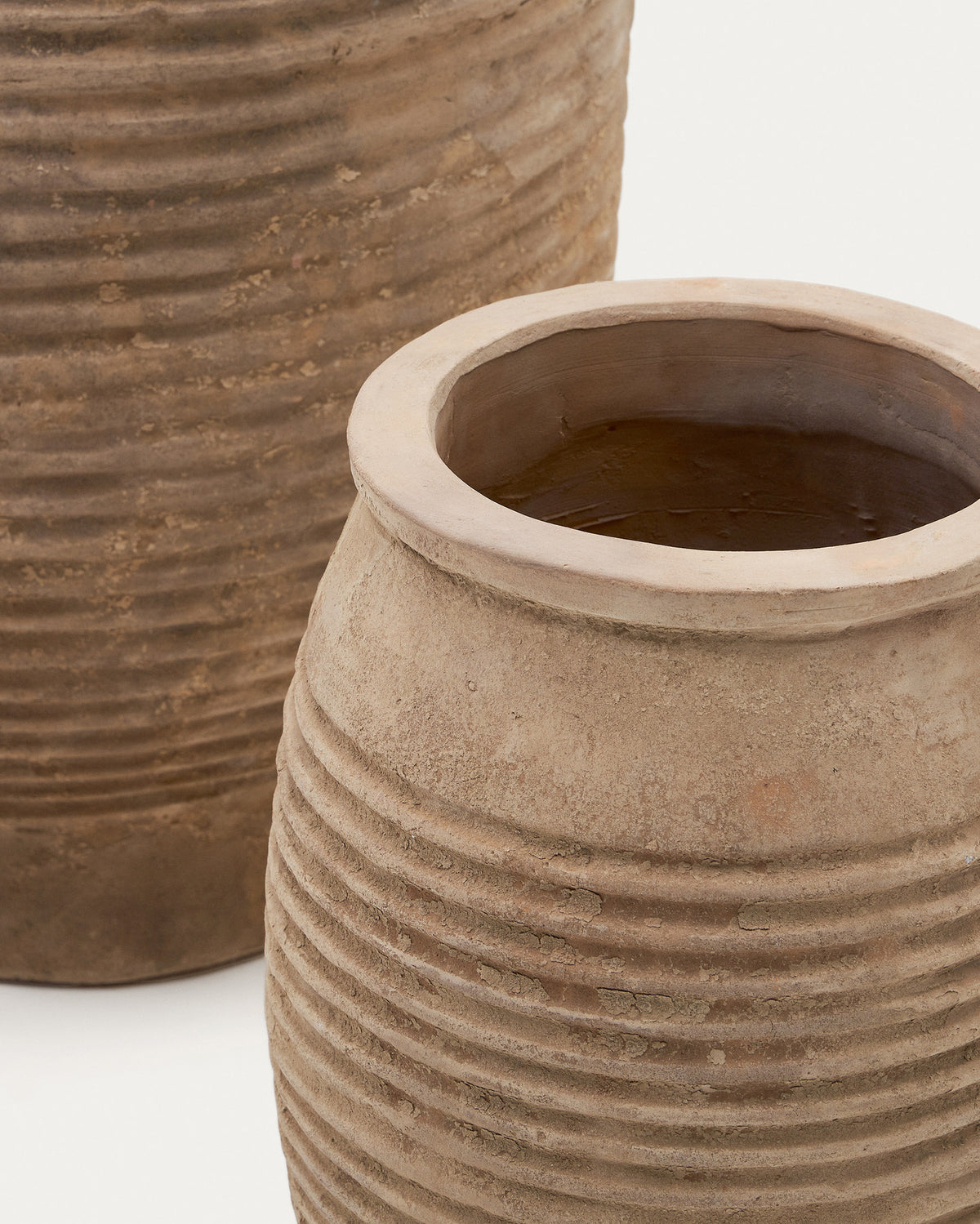 Llonga 2er Set Blumentöpfe aus Terrakotta mit naturfarbenem Finish Ø 54 / 32 cm in Terrakotta präsentiert im Onlineshop von KAQTU Design AG. Pflanzentopf Outdoor ist von Kave Home