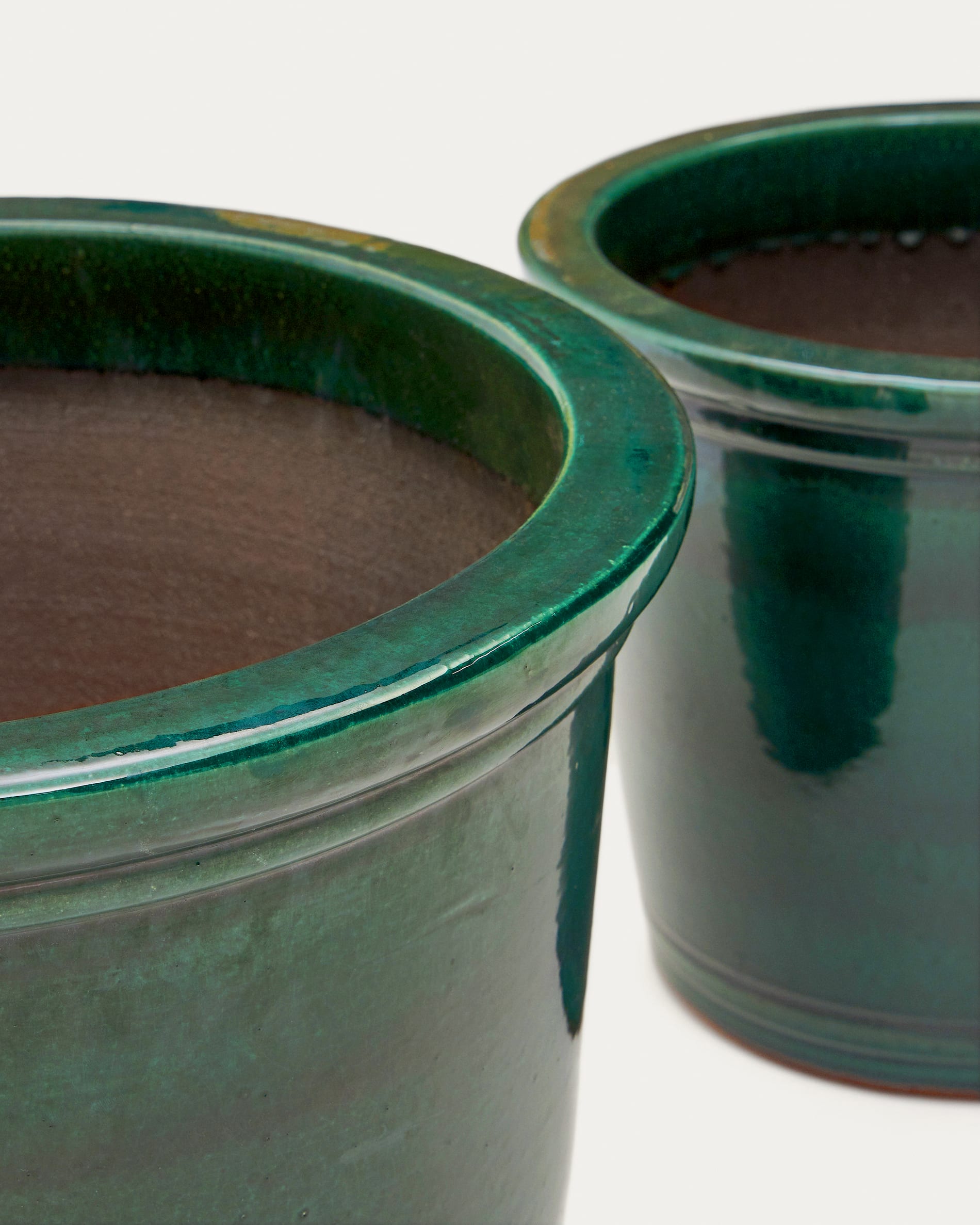 Elegantes 2er Set Blumentöpfe aus robuster Keramik mit frischem grünen Glasurfinish. Ideal für Ihre Pflanzen im Innen- und Außenbereich.