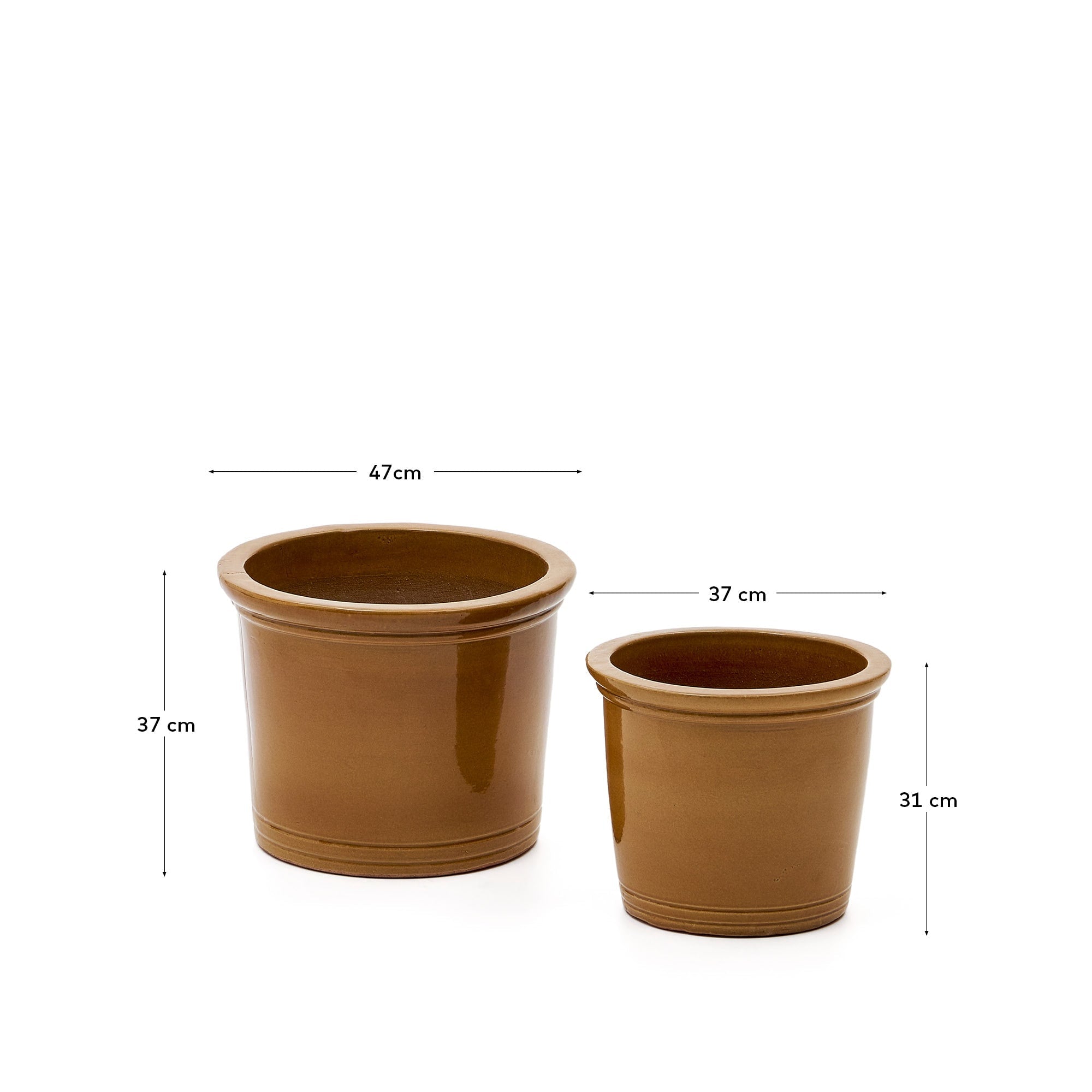 Das Presili 2er Set von Kave Home bietet stilvolle Keramik-Blumentöpfe mit senffarbener Glasur, ideal für moderne Wohnräume.