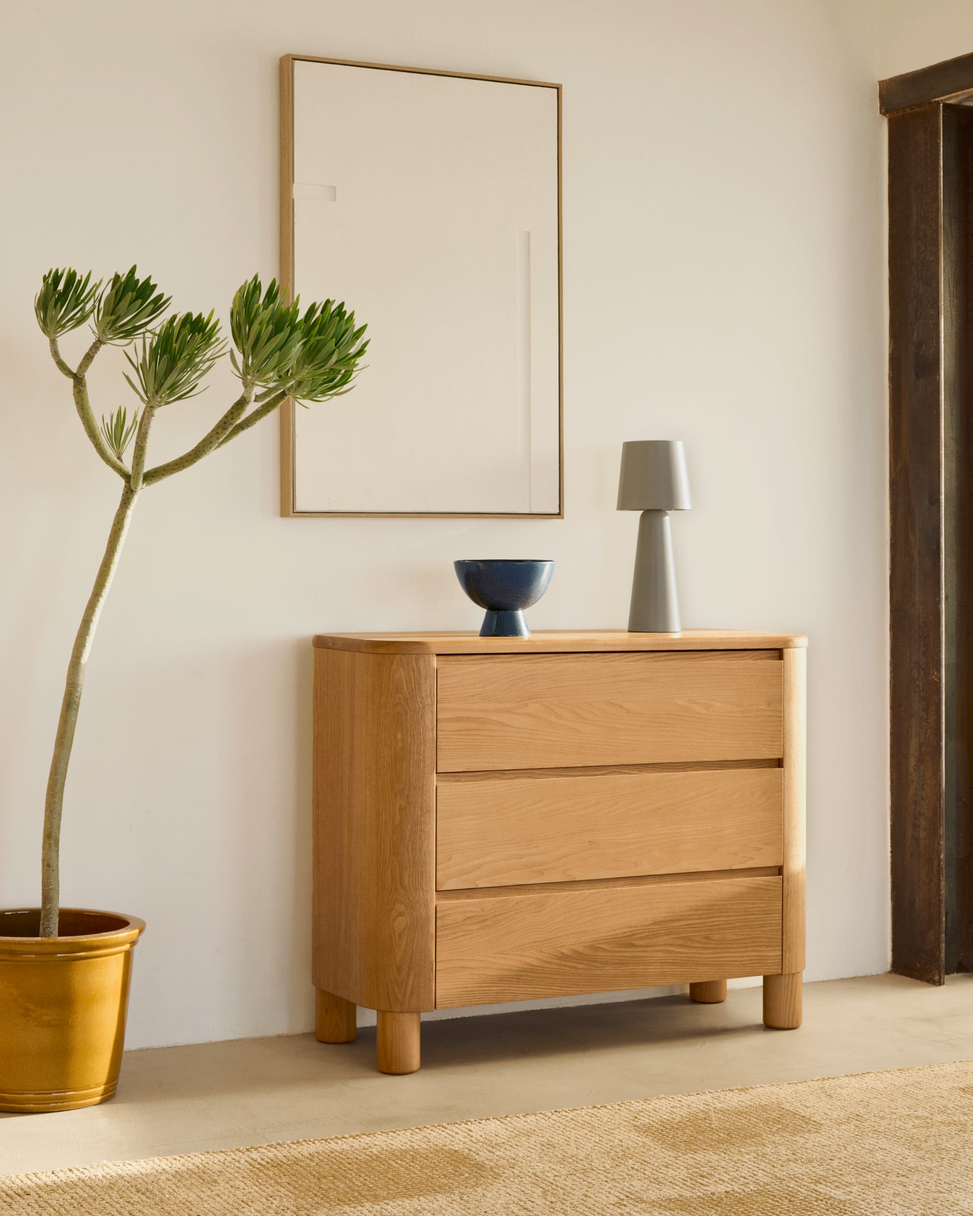 Das Presili 2er Set von Kave Home bietet stilvolle Keramik-Blumentöpfe mit senffarbener Glasur, ideal für moderne Wohnräume.