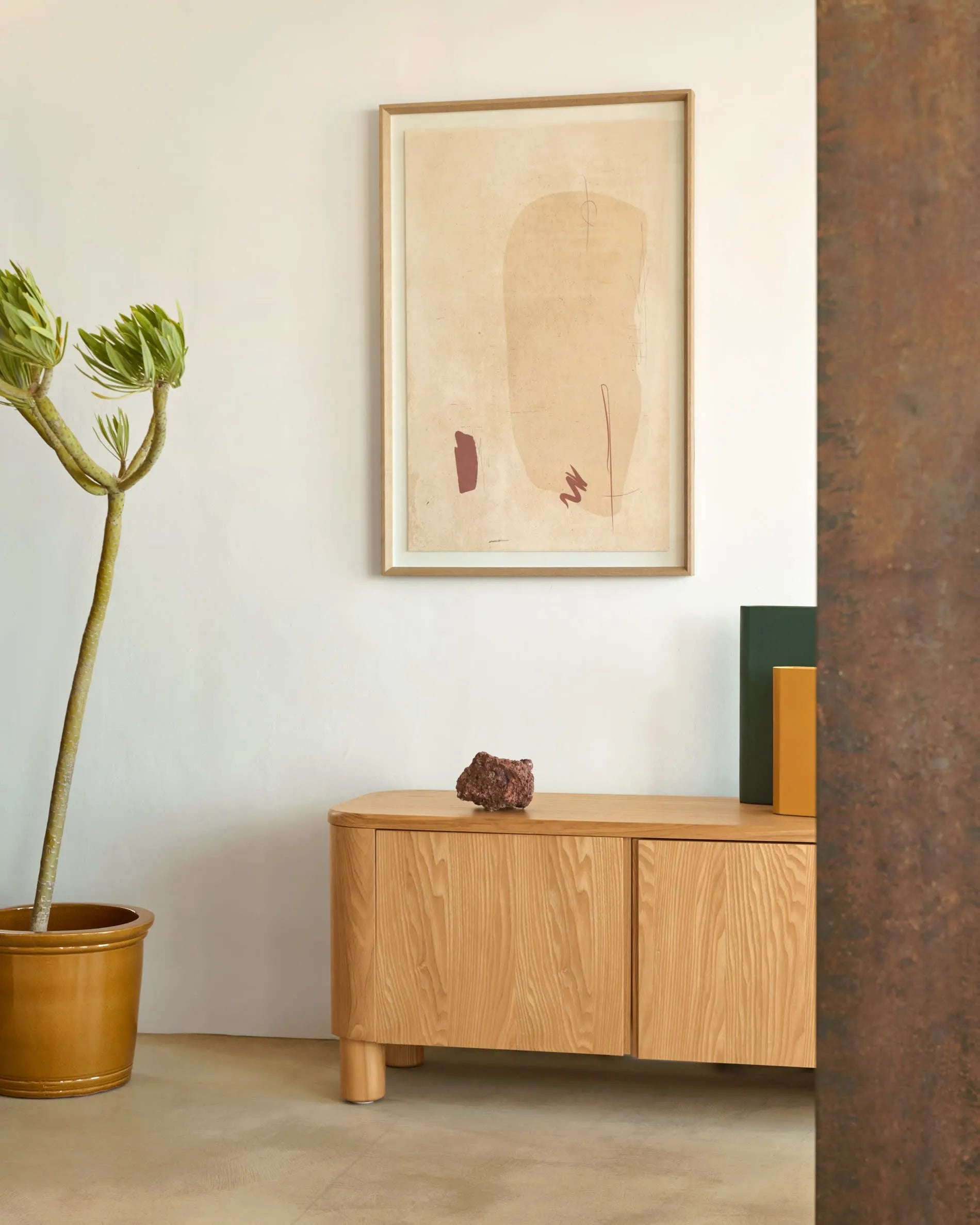 Das Presili 2er Set von Kave Home bietet stilvolle Keramik-Blumentöpfe mit senffarbener Glasur, ideal für moderne Wohnräume.