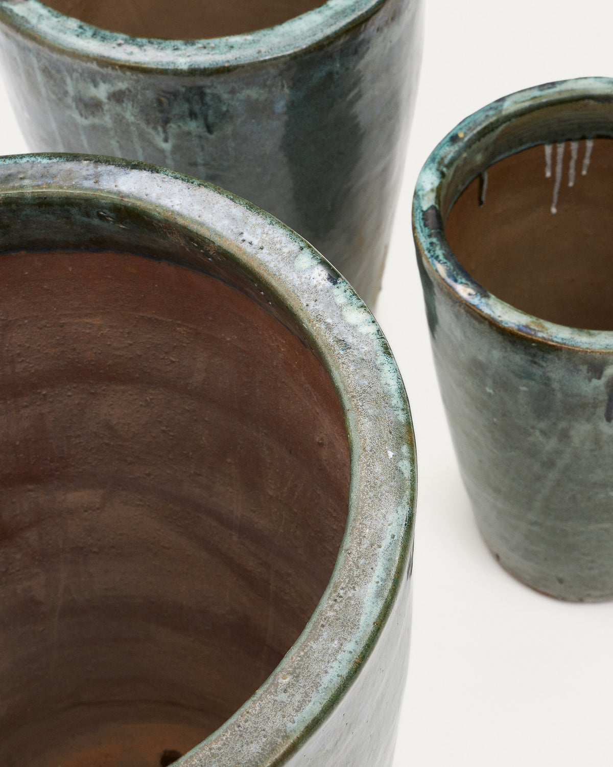 Rotja 3er Set Blumentöpfe aus Terrakotta mit grünem Glasurfinish Ø 26 / 35 / 47 cm in Blau präsentiert im Onlineshop von KAQTU Design AG. Pflanzentopf Outdoor ist von Kave Home