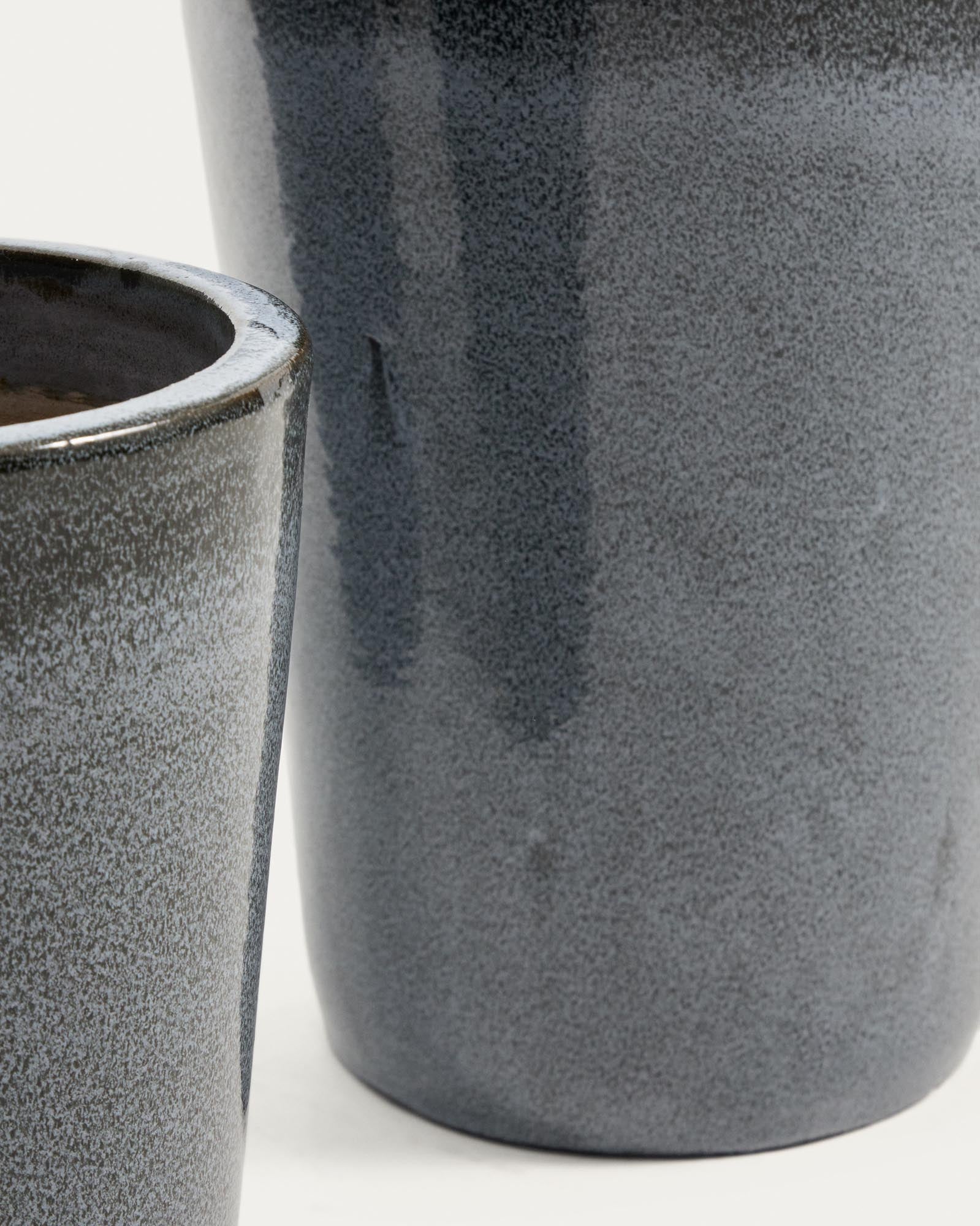 Elegantes 3-teiliges Set aus Terrakotta-Blumentöpfen mit lebhaft blauer Glasur, ideal für die Verschönerung von Außenbereichen.