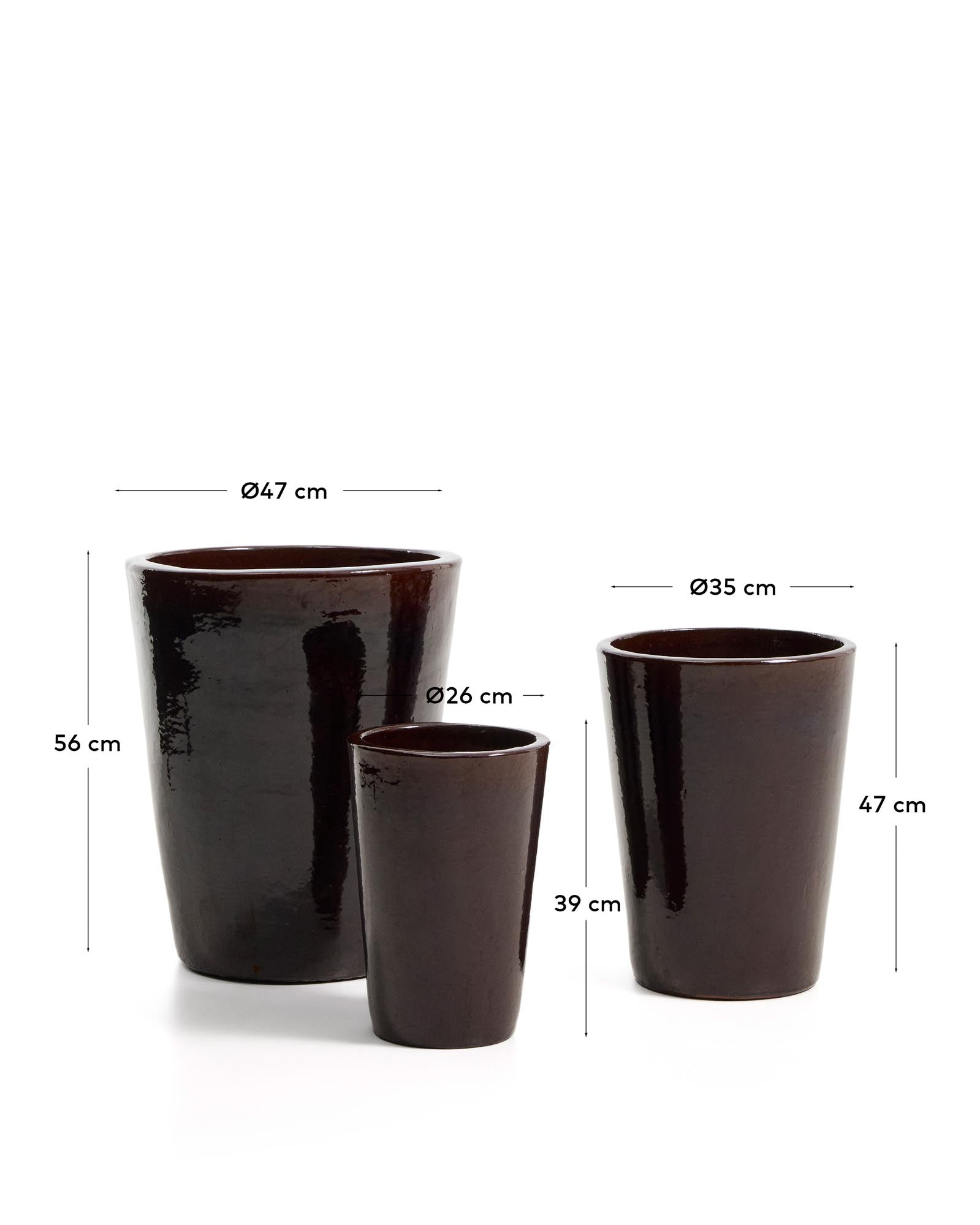 Stilvolles 3er Set Terrakotta-Blumentöpfe in kräftigem Granatrot, perfekt für Garten und Terrasse. Durchmesser: 26, 35, 47 cm.