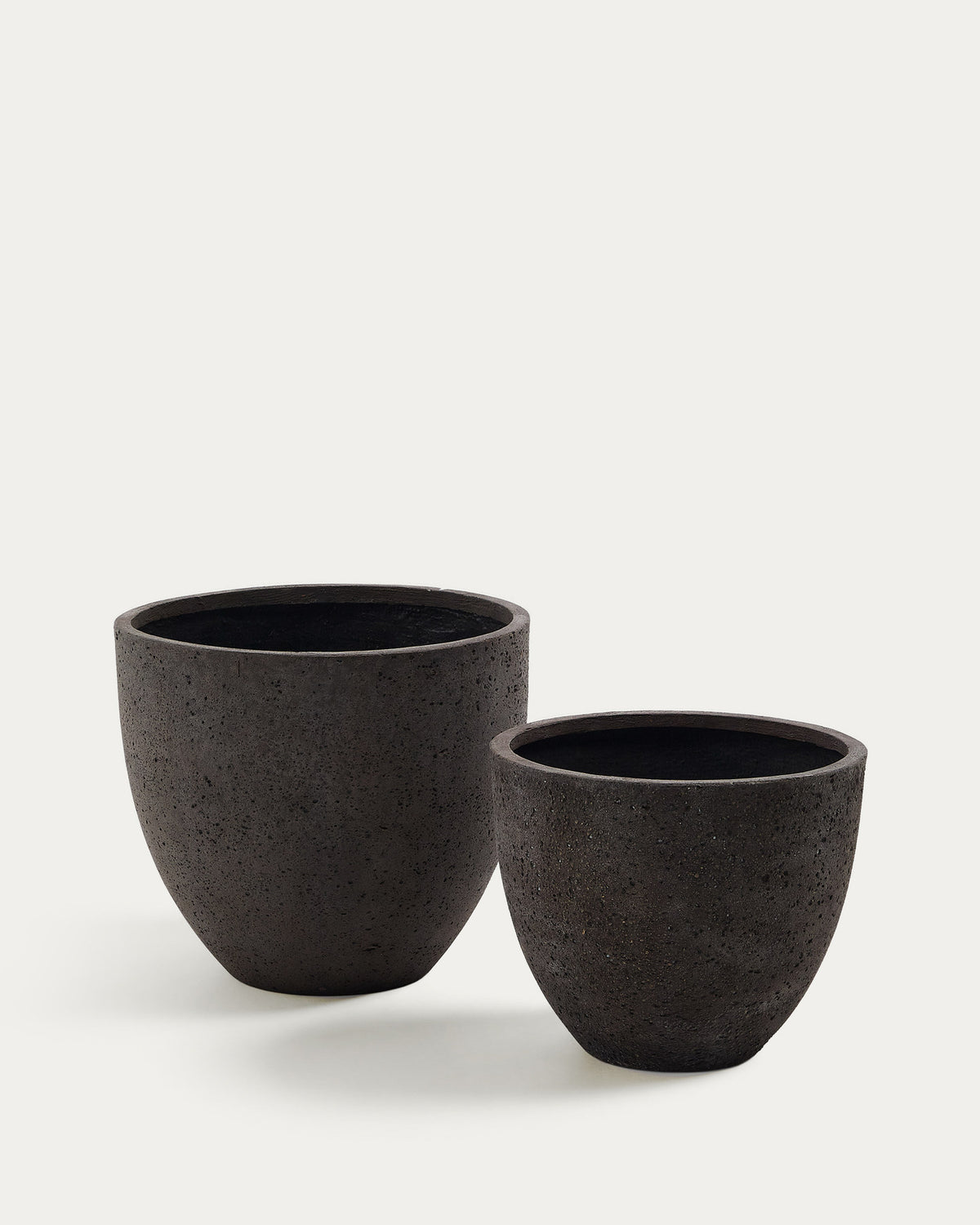 Serili 2er Set Blumentöpfe aus Zement und Glasfaser dunkelgrau Ø 42 cm / Ø 50 cm in Grau präsentiert im Onlineshop von KAQTU Design AG. Pflanzentopf Outdoor ist von Kave Home