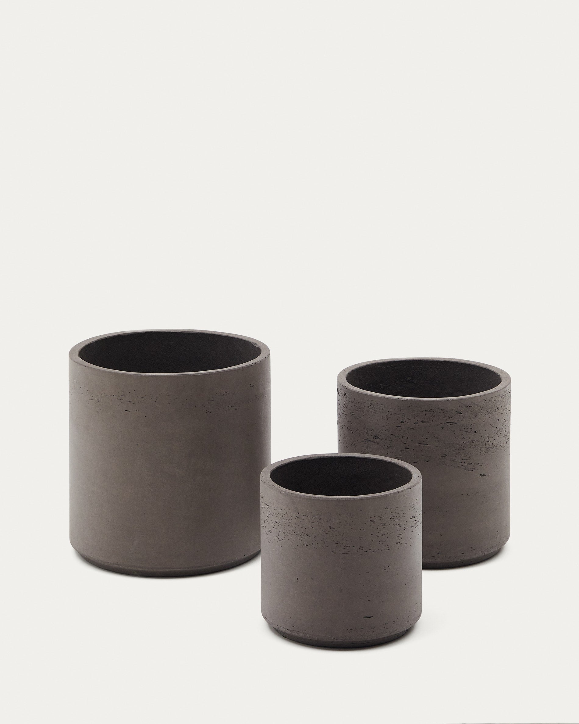 Elegante Sintina Blumentöpfe aus Zement und Glasfaser, ideal für drinnen und draussen. Zeitloses Design in drei Grössen.