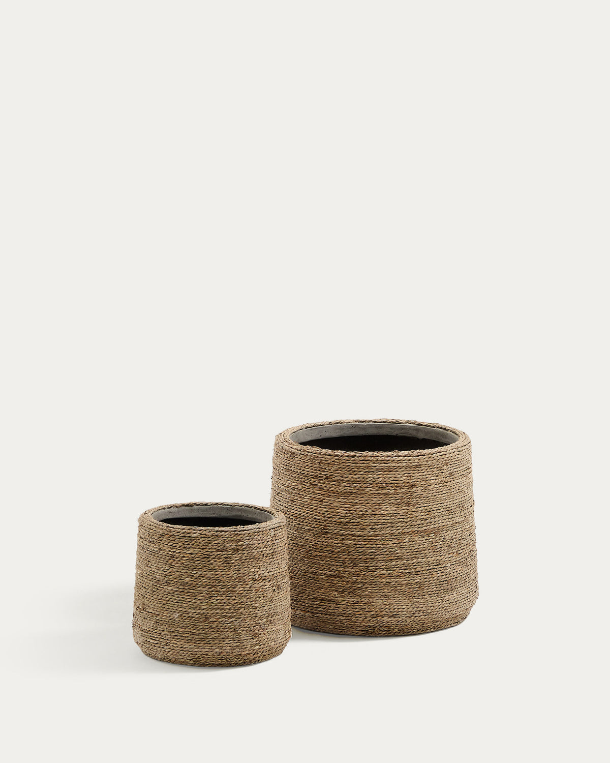 Set Sigal mit 2 Pflanzgefässen aus Zement mit natürlicher Oberfläche Ø 24 cm / Ø 31 cm in Beige präsentiert im Onlineshop von KAQTU Design AG. Pflanzentopf Outdoor ist von Kave Home