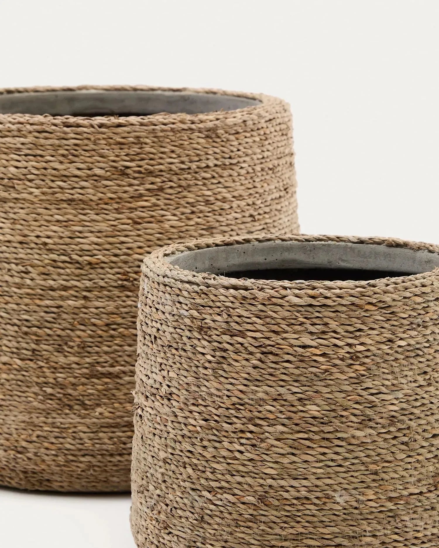 Set Sigal: Stilvolle Zement-Pflanzgefäße mit natürlichem Finish, ideal für moderne Wohnräume und Gärten.