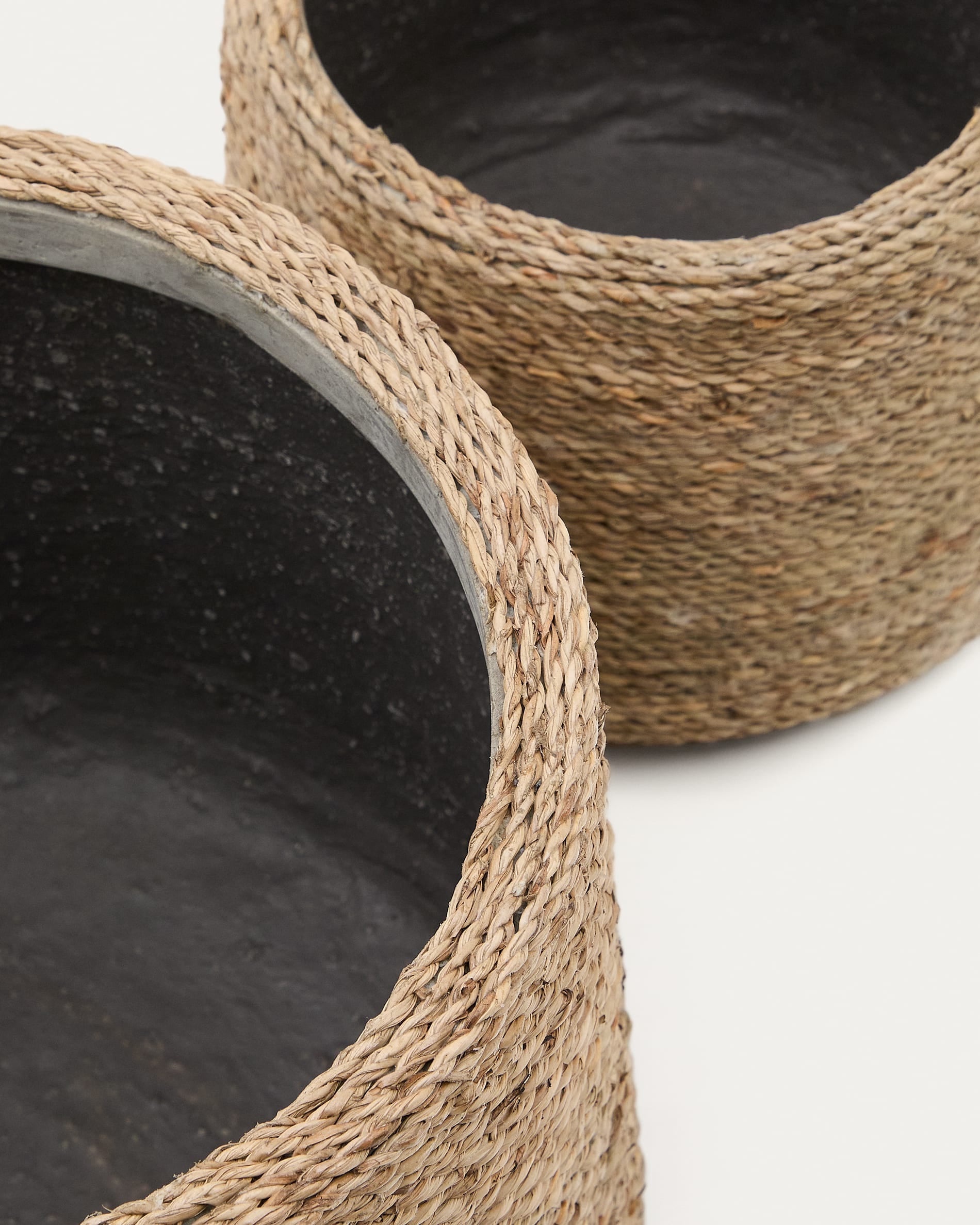 Set Sigal: Stilvolle Zement-Pflanzgefäße mit natürlicher Optik, ideal für moderne Wohnräume und Gartenbereiche.