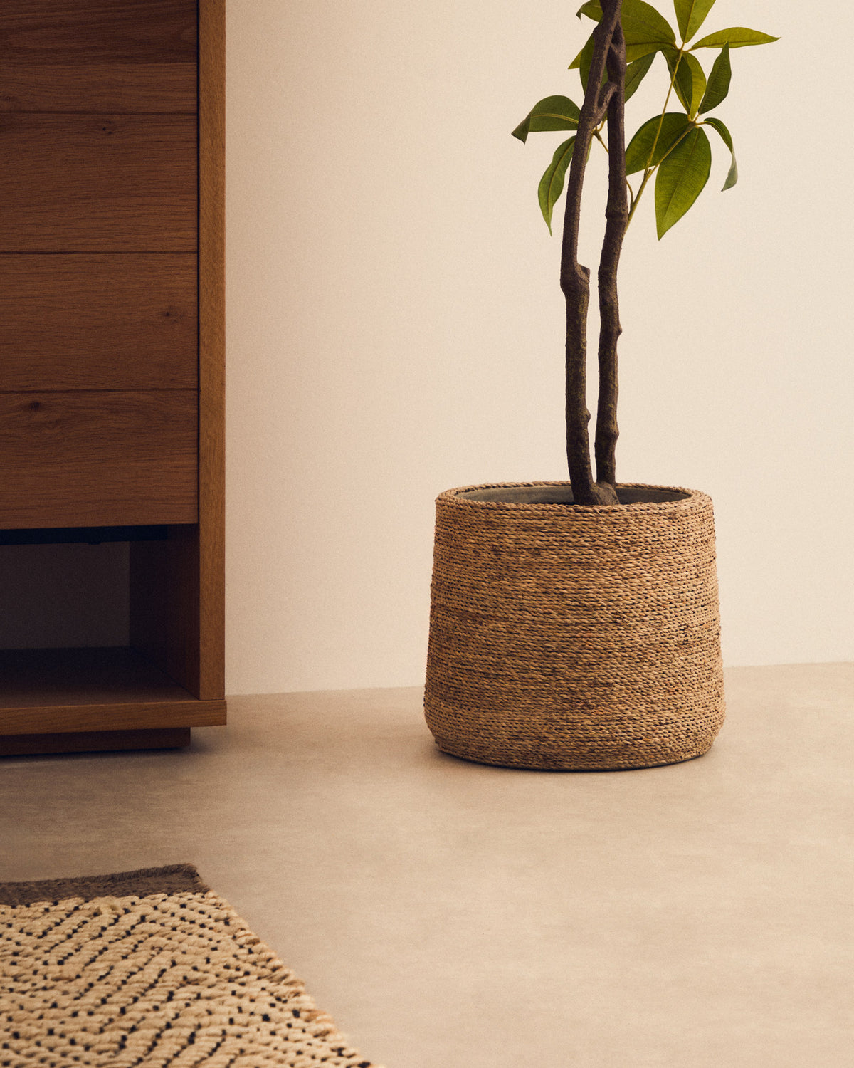 Set Sigal mit 2 Pflanzgefässen aus Zement mit natürlicher Oberfläche Ø 24 cm / Ø 31 cm in Beige präsentiert im Onlineshop von KAQTU Design AG. Pflanzentopf Outdoor ist von Kave Home
