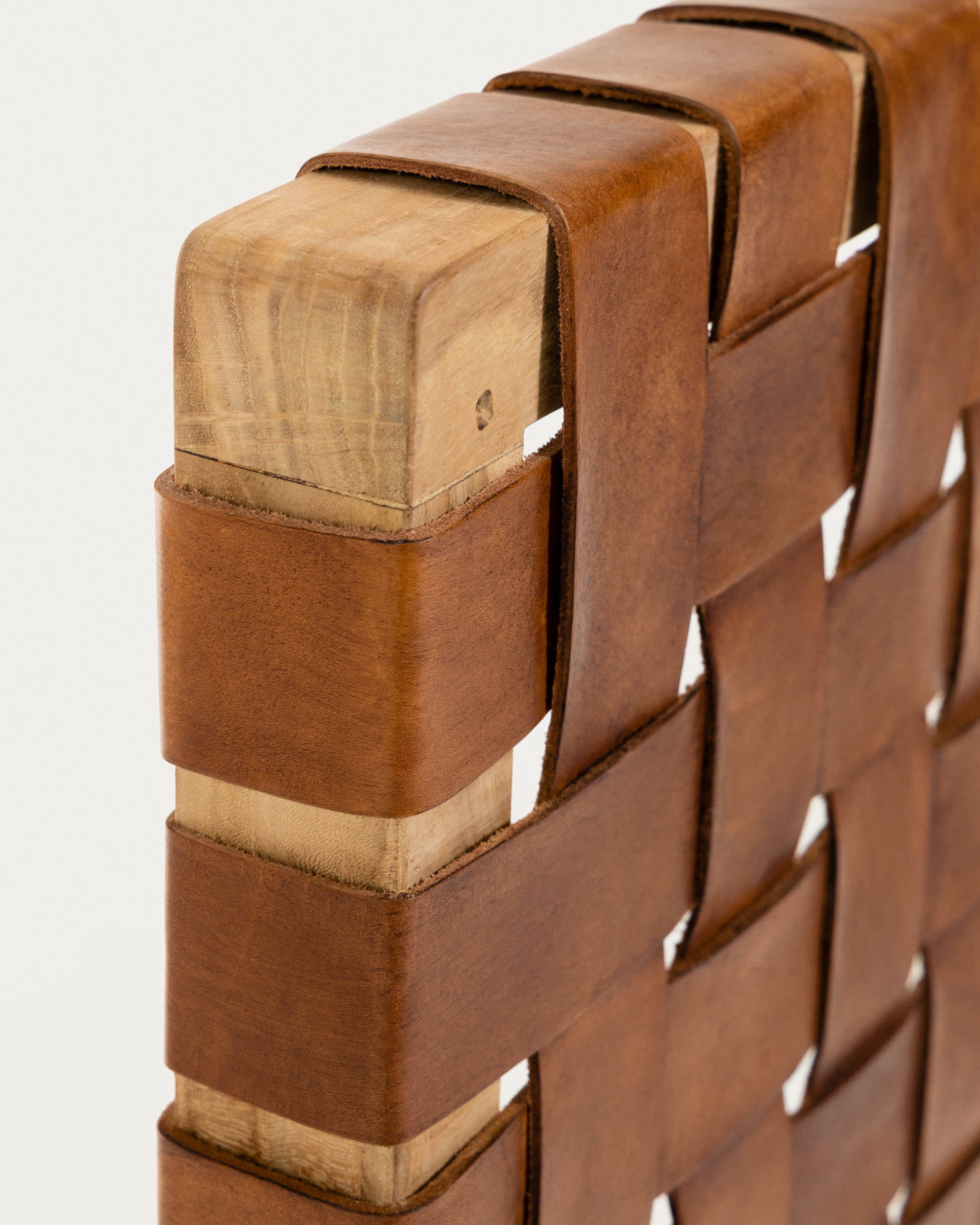 Calixta Kopfteil aus massivem Teakholz und Leder, ideal für 150 cm Betten. Zeitloses Design und erstklassige Qualität.